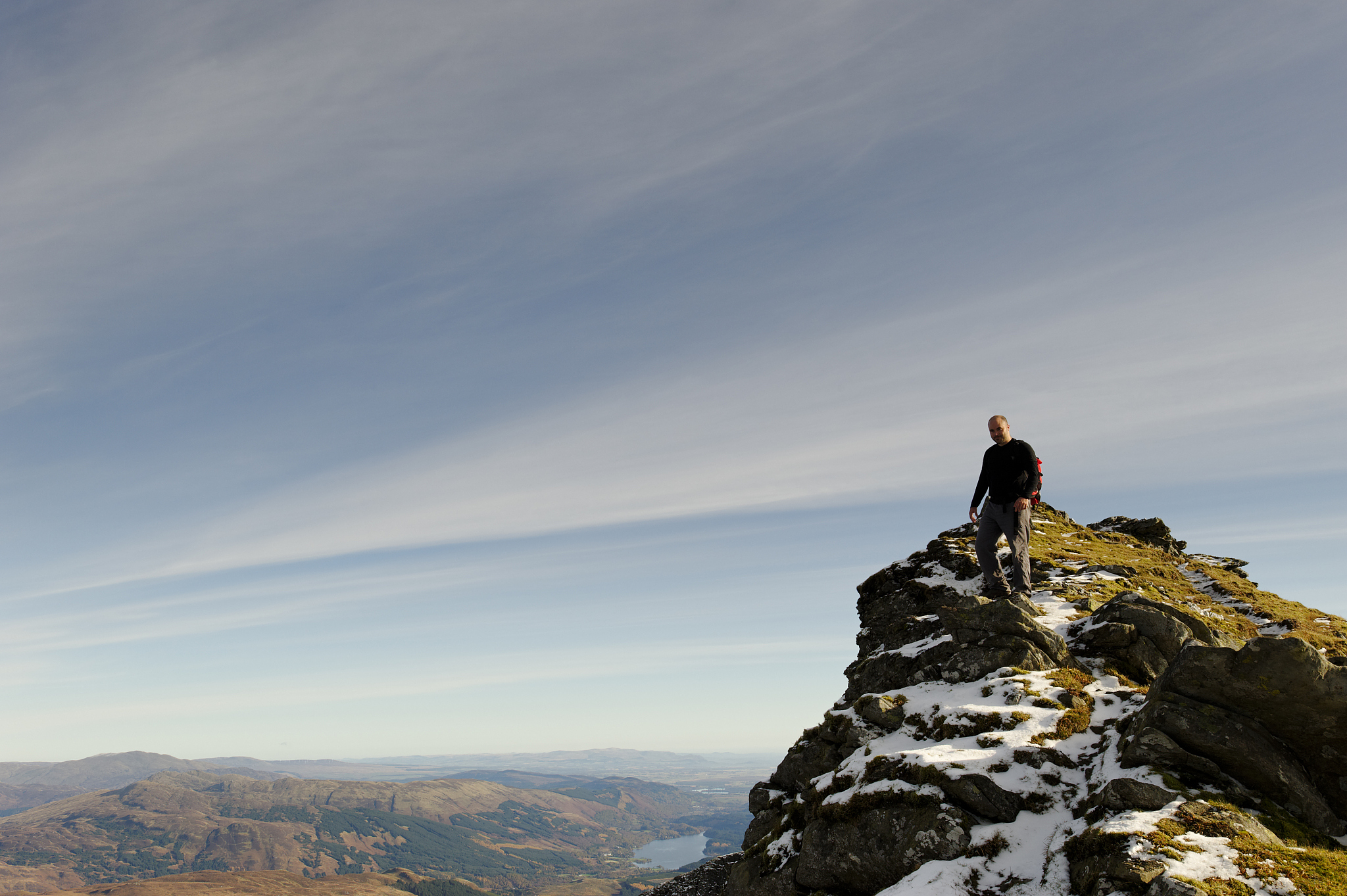 请以会当凌绝顶一览众山小为题写一篇北京中考作文字数1100字左右。文体为记叙文。要体现出战胜困难登顶的过程不能平铺直叙要有曲折和挑战比如在半山腰最困难的时候想到放弃但最终克服困难成功登顶见到了最美的风景。要以多种形式体现心理过程要穿插描写美丽的风景。从登山过程感悟人生。开头以回忆方式开始结尾要扣题。开头、结尾和中间段一定要层次分明。叙事过程中描写要细致文字要有美感。