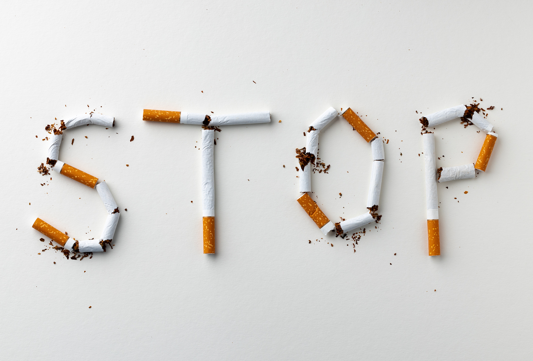 帮我策划一个公共场合禁止吸烟新媒体创意广告脚本