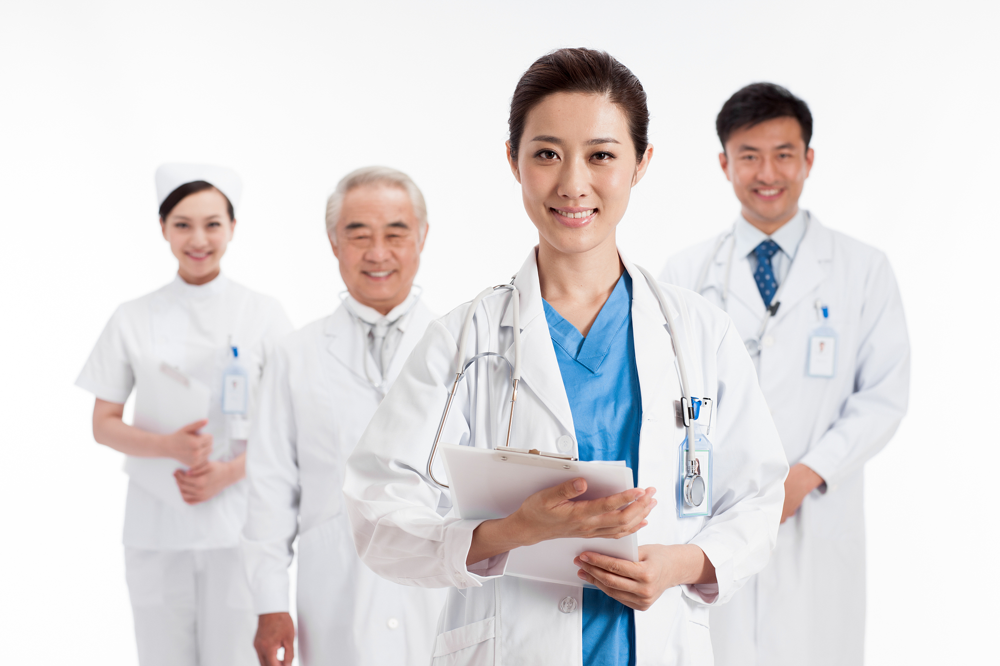 在医院的糖尿病团队管理模式中医生、护士、营养师从不同的专业角度共同管理病人把医生的病人变成大家的病人使病人在各个方面包括饮食、运动、日常行为与习惯、用药、监测血糖等均得到全面的指导。糖尿病是一种影响各系统乃至心理健康的疾病。对糖尿病病人进行科学的管理教会其掌握糖尿病自我护理的知识与技能已迫在眉捷需要各科医生、护士、营养师及心理学家等专业人员的共同管理即团队管理。糖尿病的团队管理在美国已形成完整的体