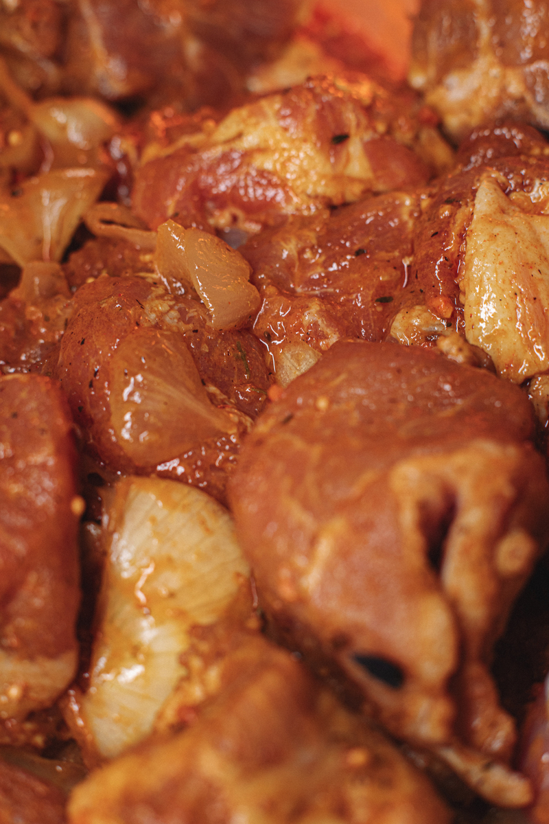 请根据下面的模板写一份相似的文案 意思跟原文不变焯过水的五花肉丁倒入砂锅中10个孩子爱吃的鹌鹑蛋香菇丁洋葱粒姜葱和干辣椒一袋好吃的台式卤肉汁再放一碗自来水扣盖焖煮35分钟即可一开盖满屋飘香肥而不腻配上米饭真的是绝了