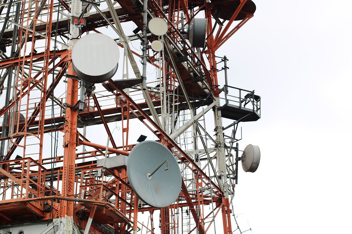 实际天线增益计算：10W发射功率产生100dB信号强度