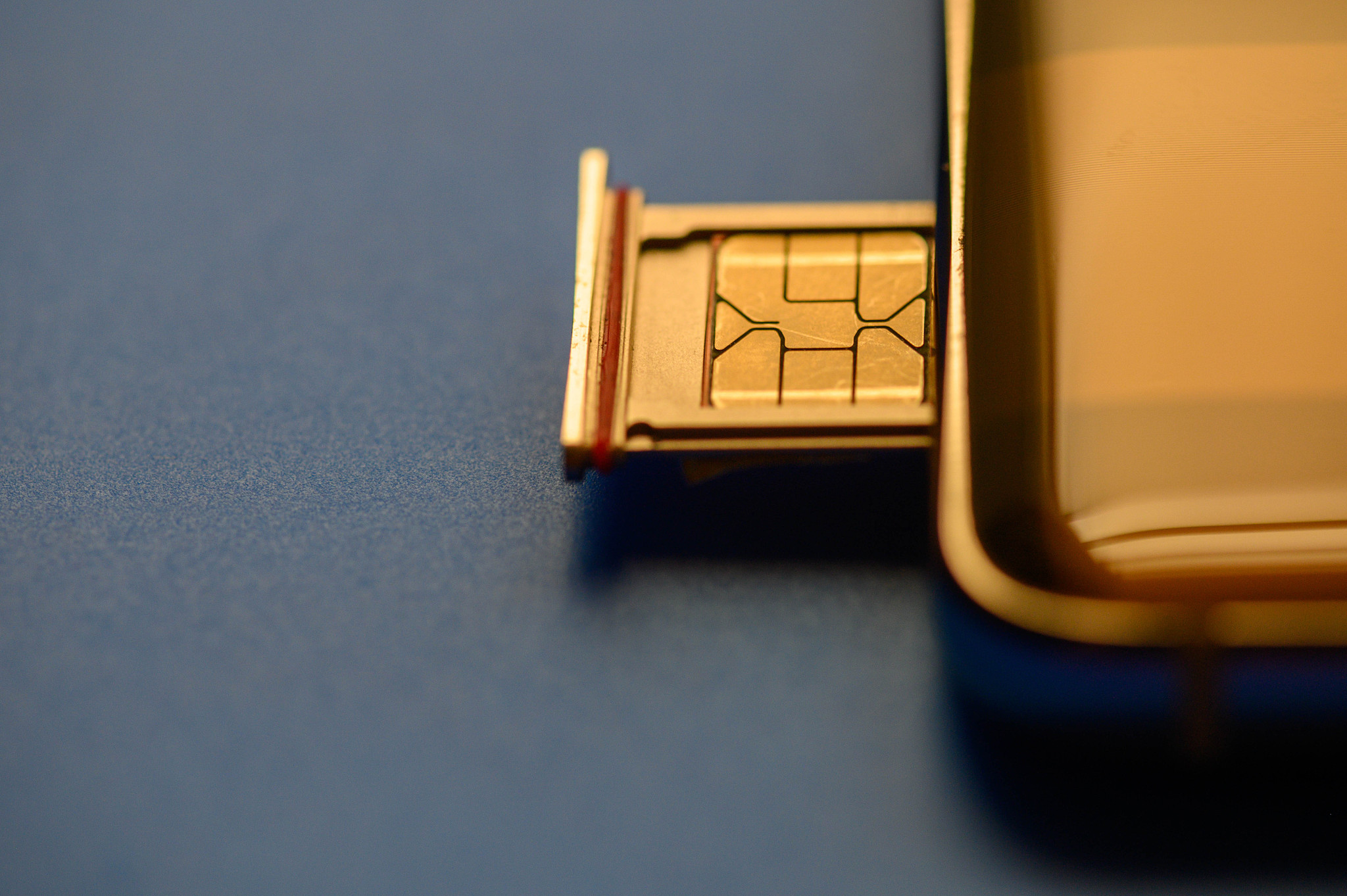 中国生产美版iphone14promax有卡槽吗帮我用210字详细描述