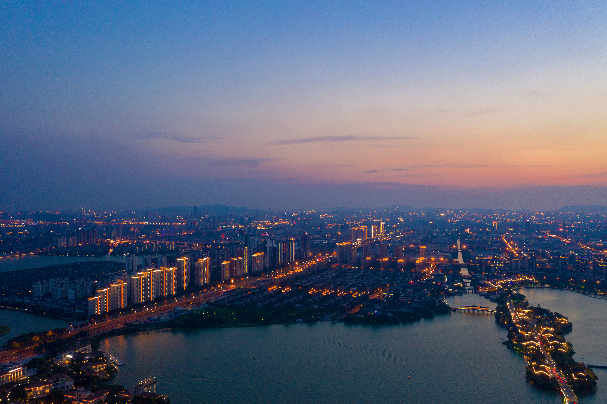 航拍滨水城市夜景风光