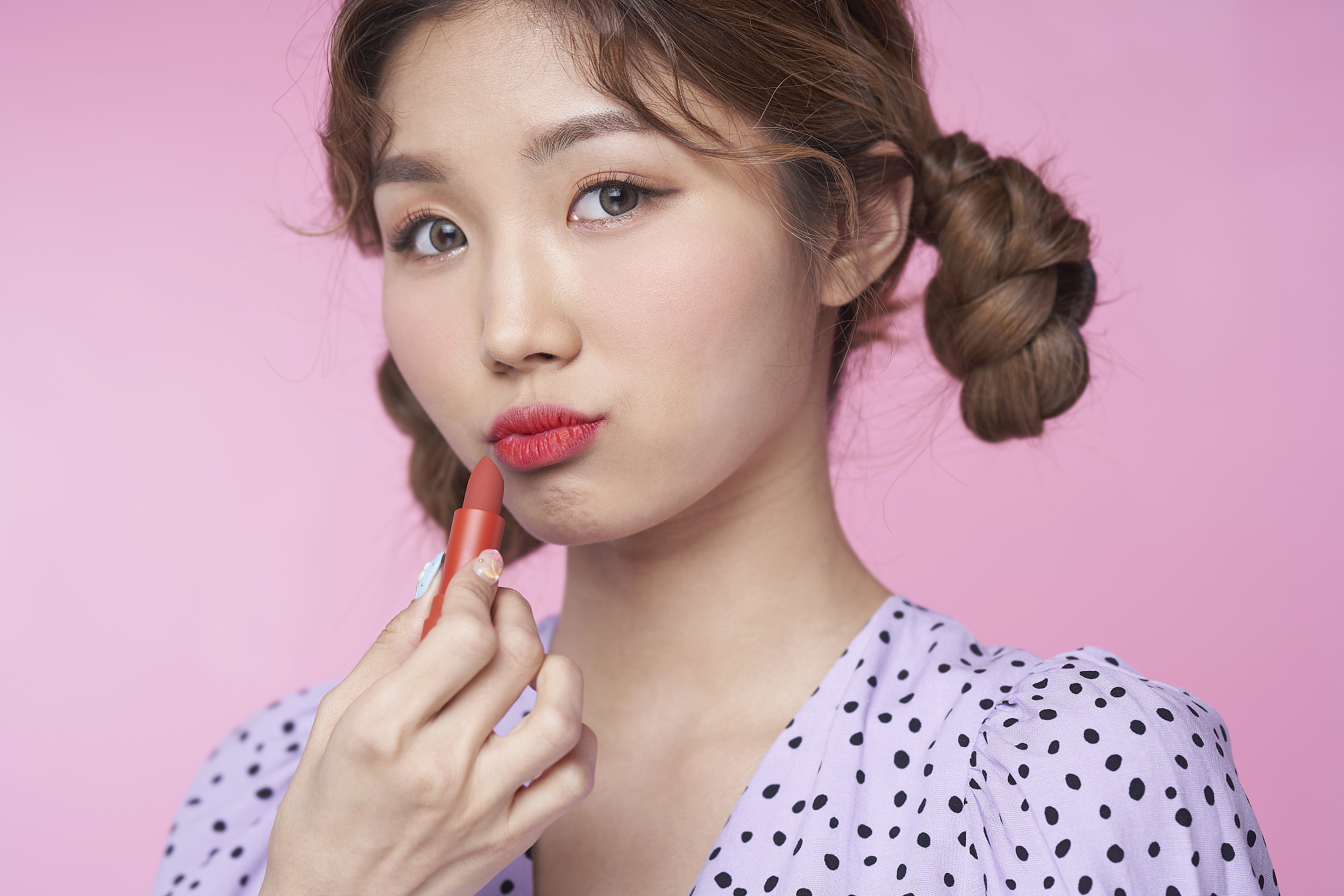 如何成为一名专业的美妆博主？从小白到专家进阶指南