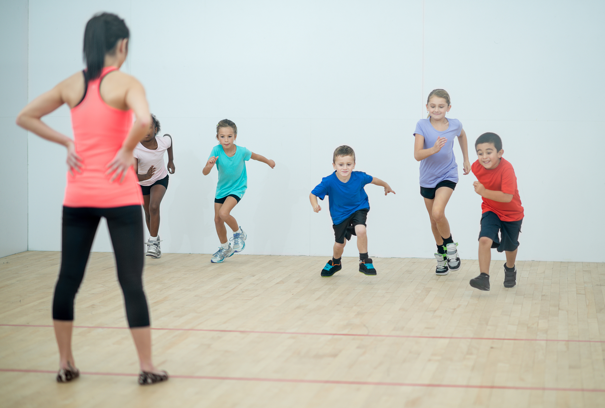 一名小学体育老师现在需要写课程设计课程名称为《你会走路吗？》从认识步态、常见走姿、步态矫正三个方面讲解你需要根据教案要求详细写课程环节导入阶段、新授课程阶段、总结阶段