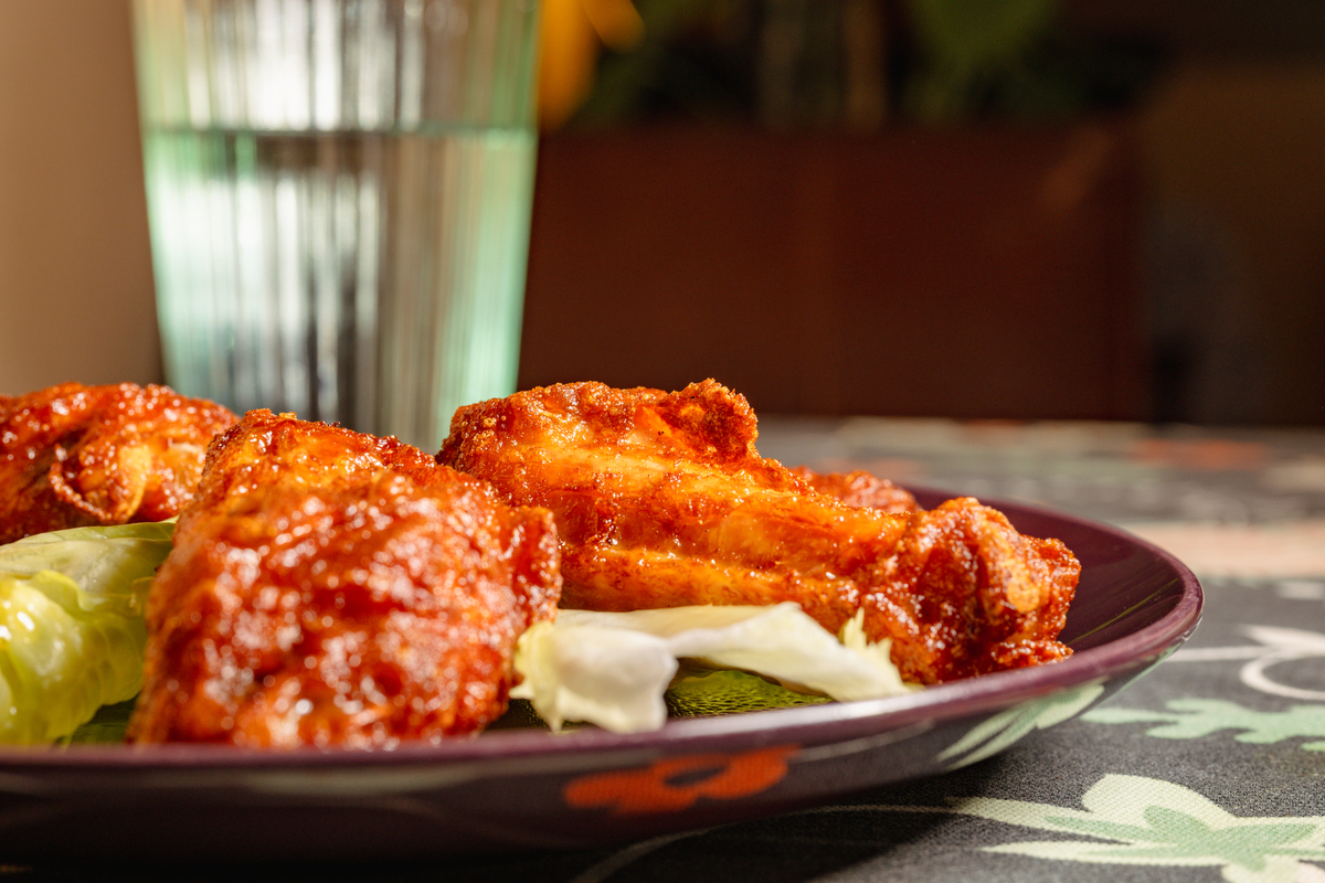 写一篇文章主角董州渝吃炸鸡的故事