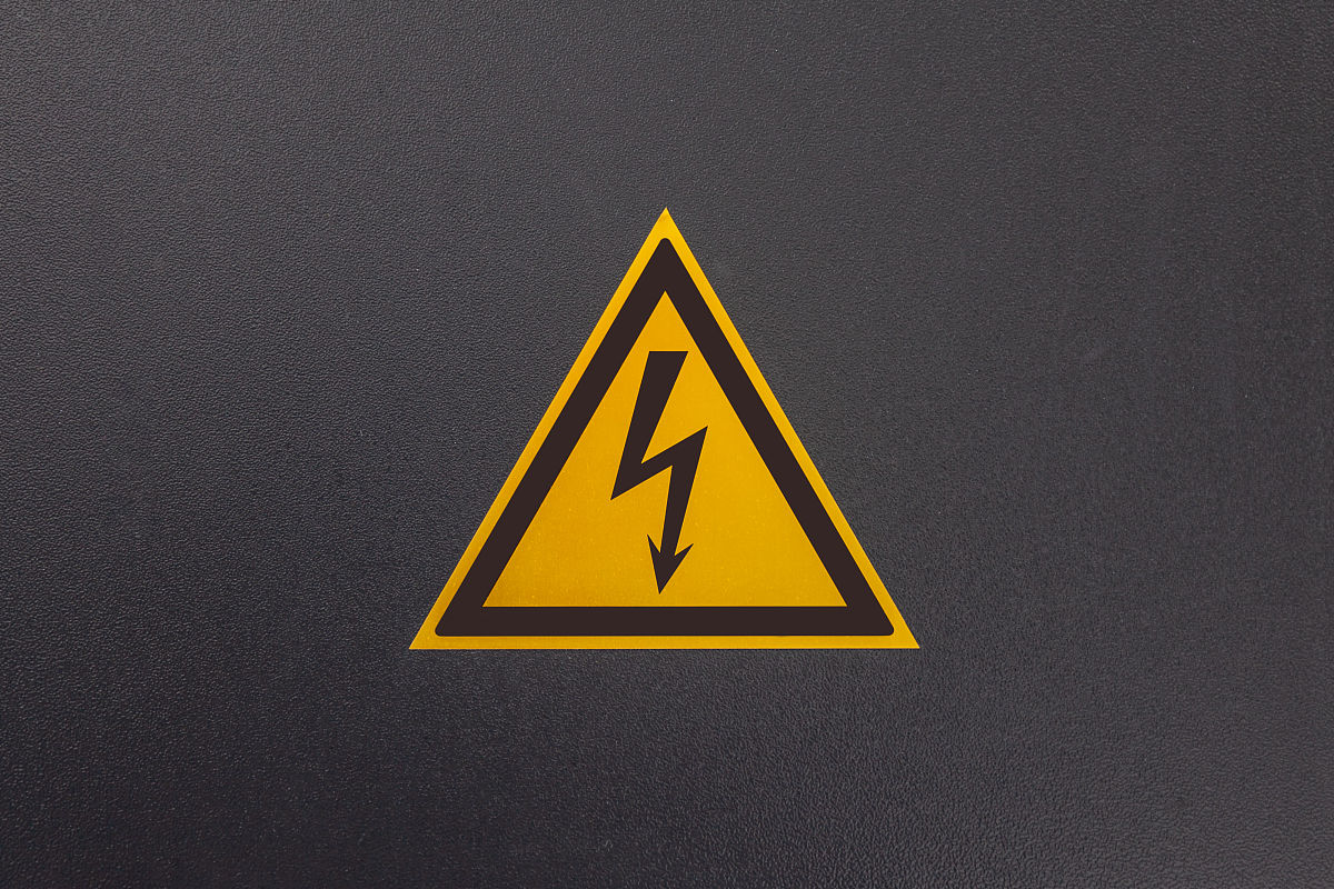 电气安全：未验明无电，一律视为带电