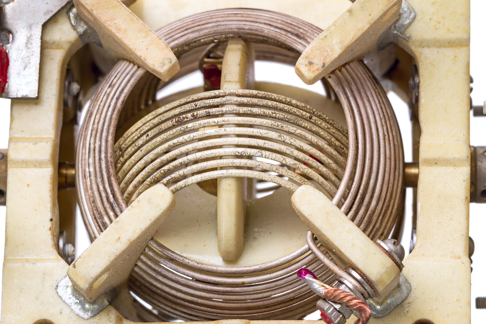 有一个液槽里面的介质是油可以用加热棒加热可以用风扇散热。如何根据环境温度与油的温差得到整个系统的漏热功率？