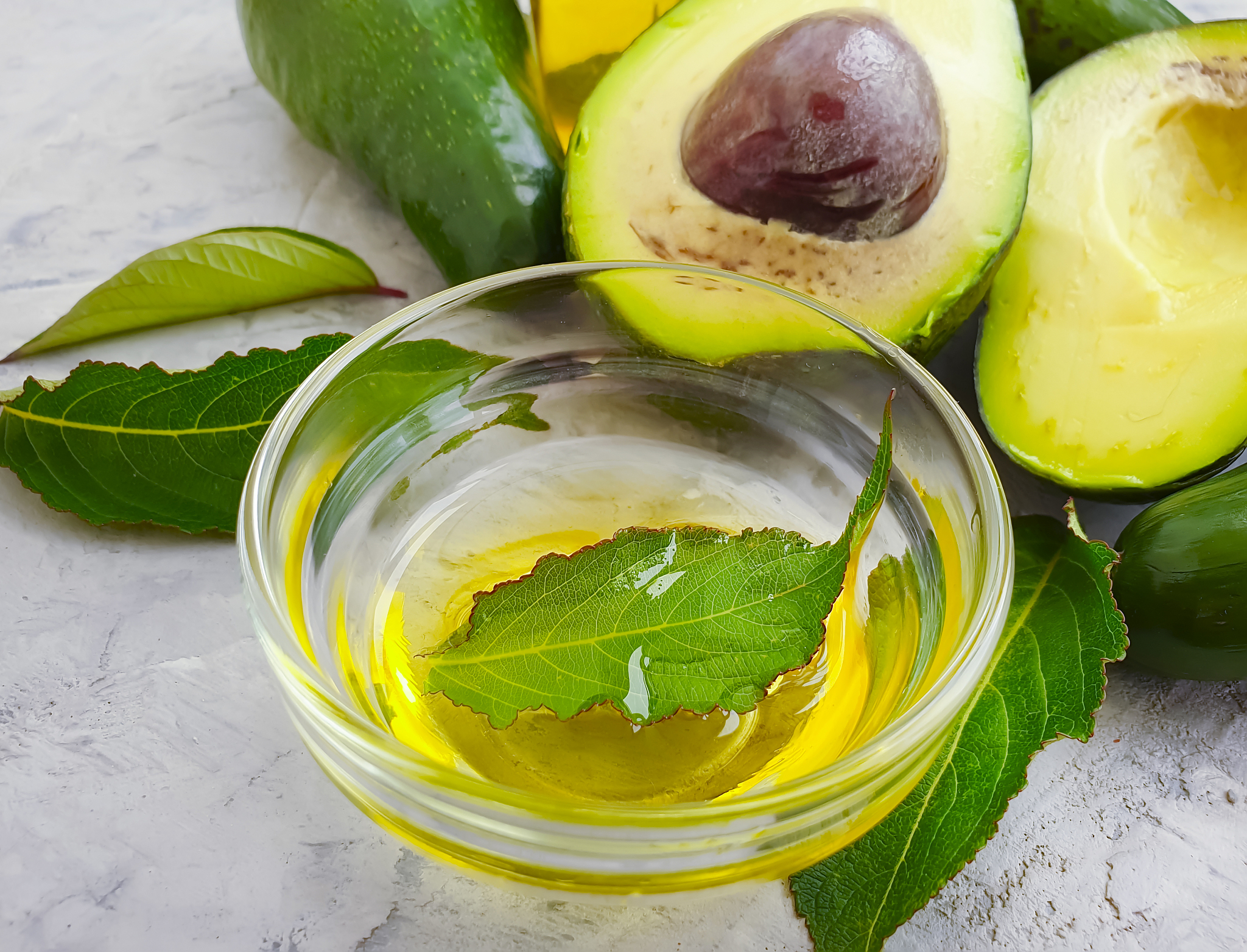 请650字的博客文章主题是：牛油果油的功效与作用及食用方法