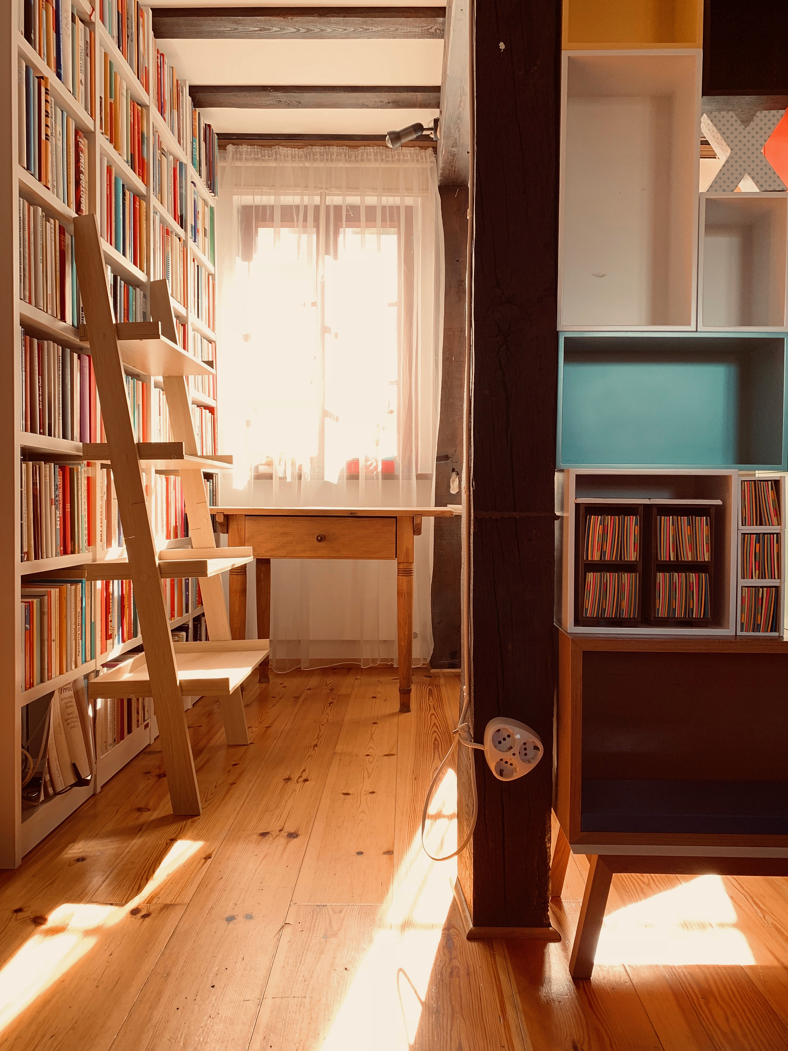 阁楼式书房家具设计：木人桩挂衣架、鼓式凳子与树叶形书桌