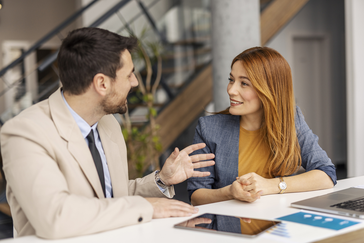 男领导对女下属说跟她聊天很开心问女下属开不开心明显感觉男领导对女下属有意思该怎么有分寸的回答最好？