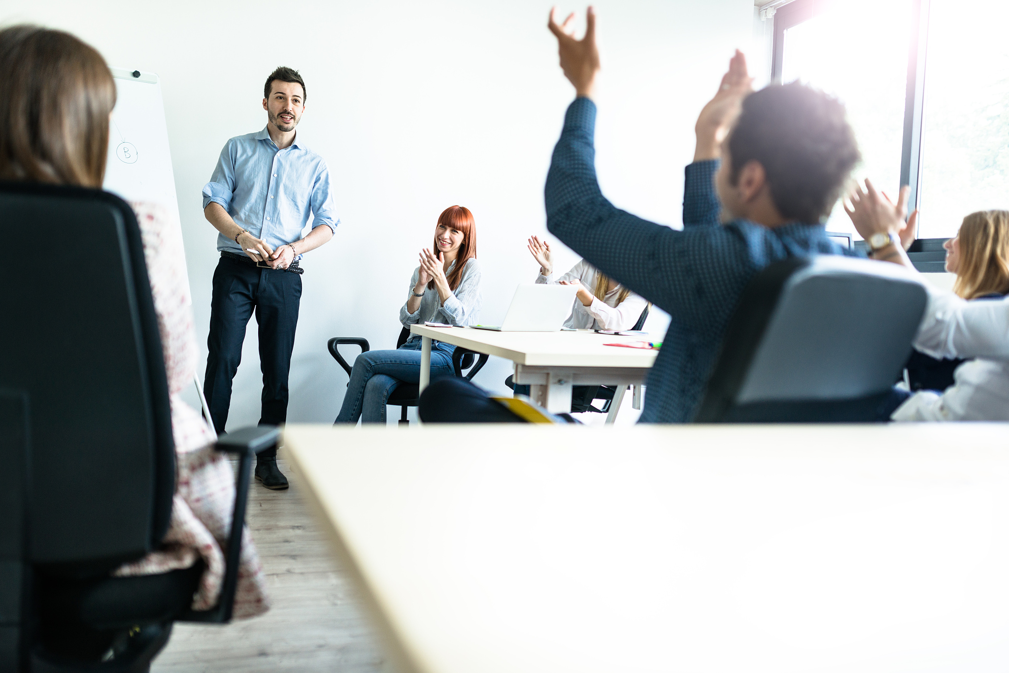 那你给我模拟一段适合在新员工培训场合说的脱口秀吧