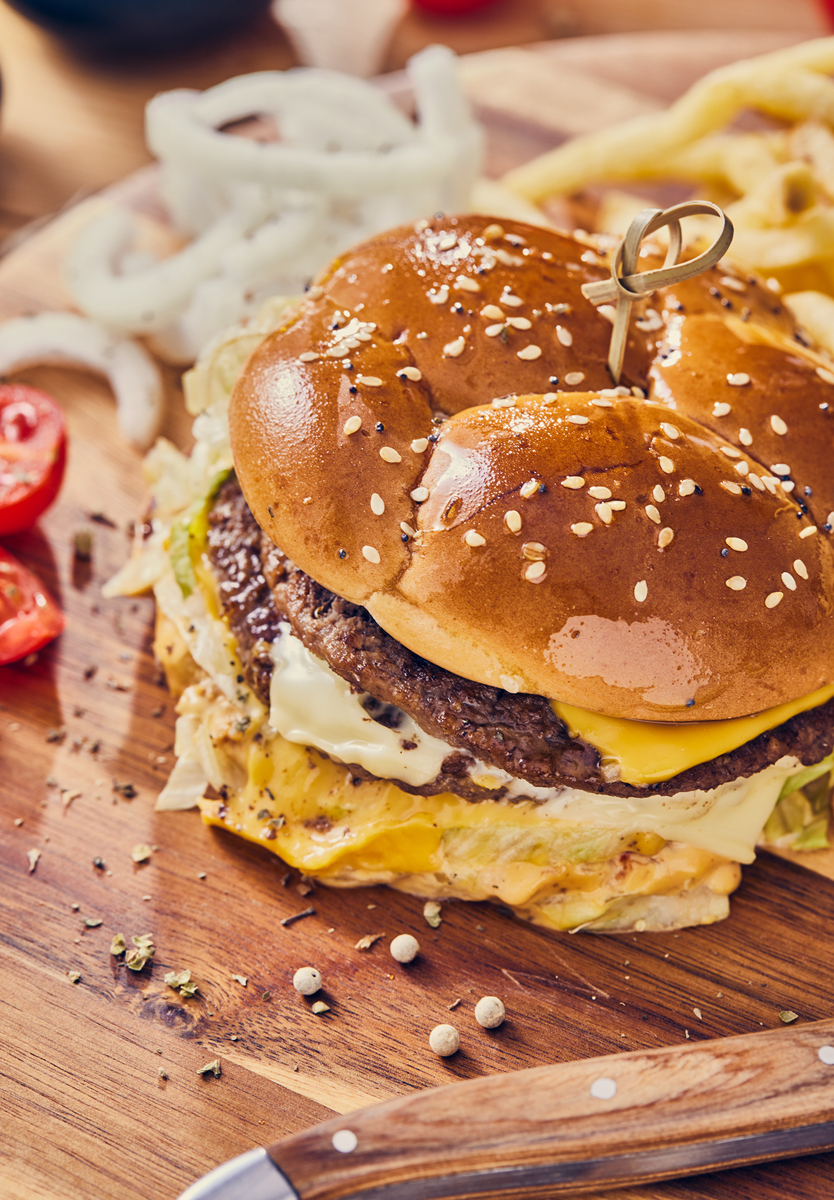 做一个详细的美食演讲关于美国的汉堡谈论这道饮食原产地原材料制作烹饪等反映了某异国他乡的风土人情历史文化