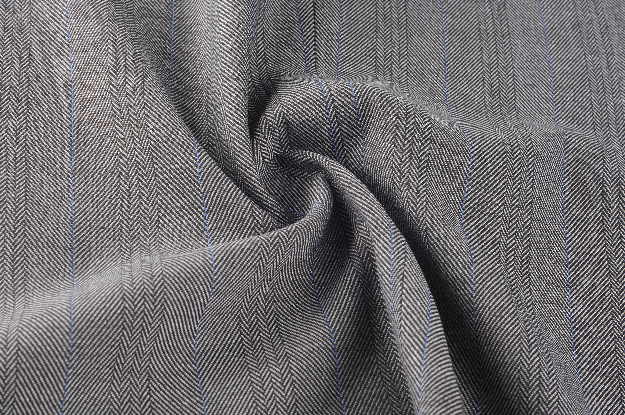 请用准备且具有文学性的中文翻译以下内容。1	Fiber Is the fiber suited to the season Will it perform well and be easy to take care of Are you allergic to it 2	Weight Is the garment the correct weight for your wearing requir