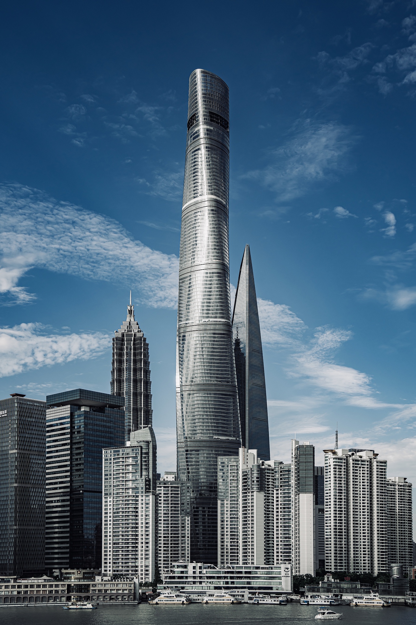 广场上有很多玻璃塔的建筑