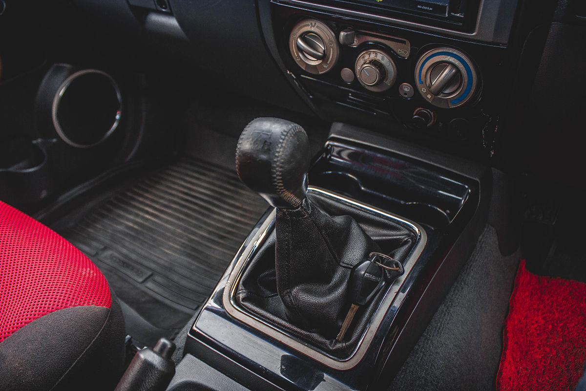 汽车传动比和挡间比：加速性能与燃油经济性的平衡