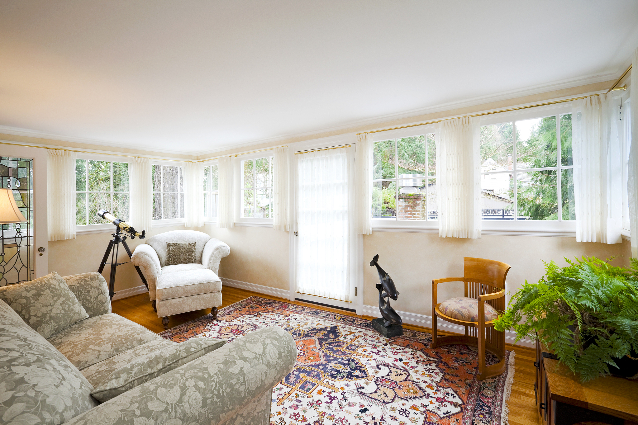 用一个6岁学生的水平写一篇8句的英文短文内容里floor、would、bridge、really、neighbor、grandmother、building、twelfth、living room、also、fifteenth、river、grandfather都要用到内容不要用and这个单词