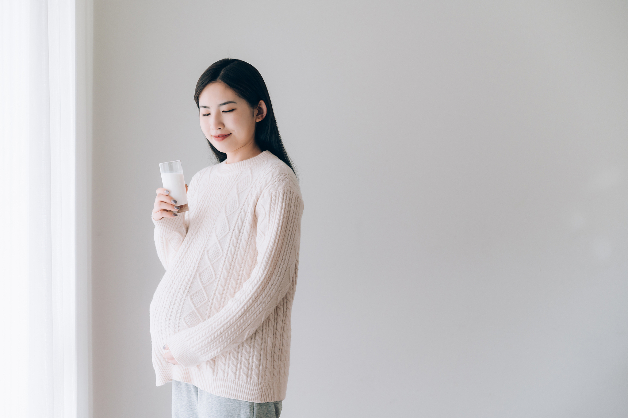亚洲年轻孕妇喝牛奶