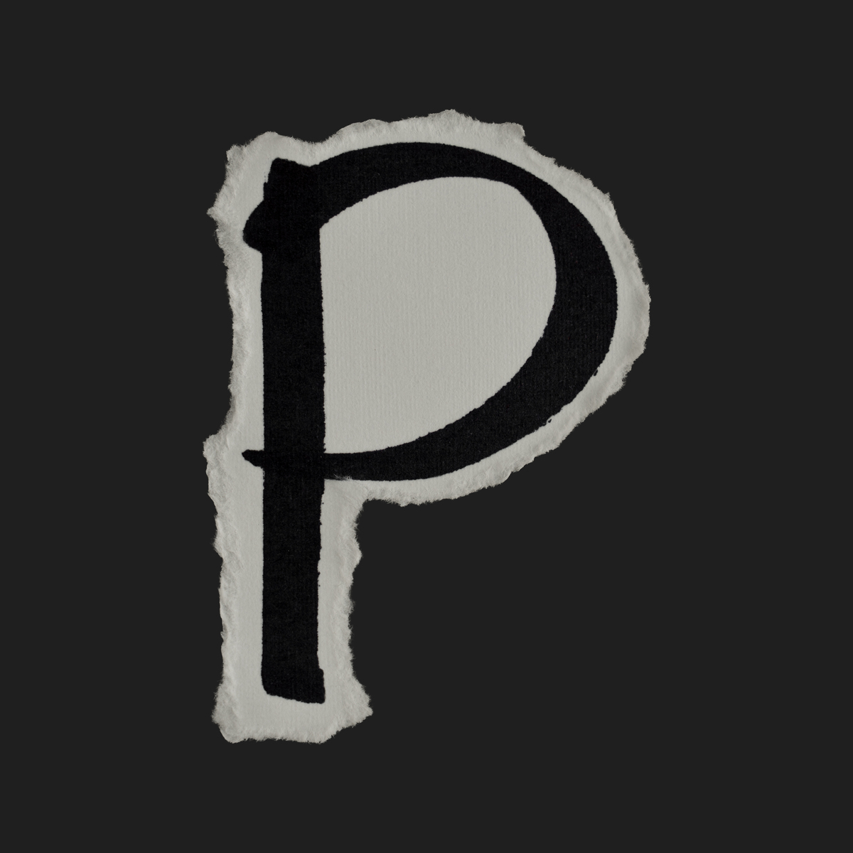 黑白颓废撕裂纸张字母 <strong>p</strong>
