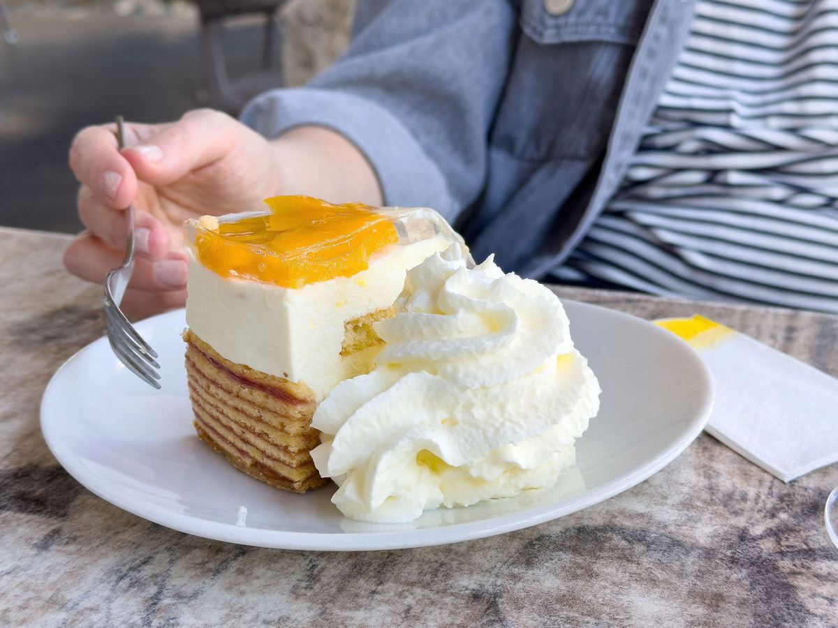 抖音卖榴莲千层蛋糕爆单秘诀：特色策划+带货达人