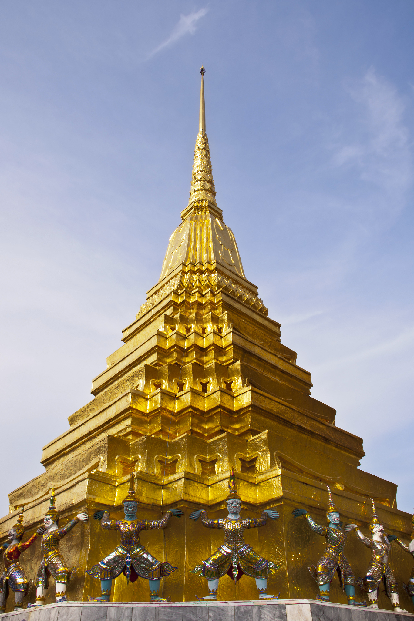golden pagoda in wat phra kaew