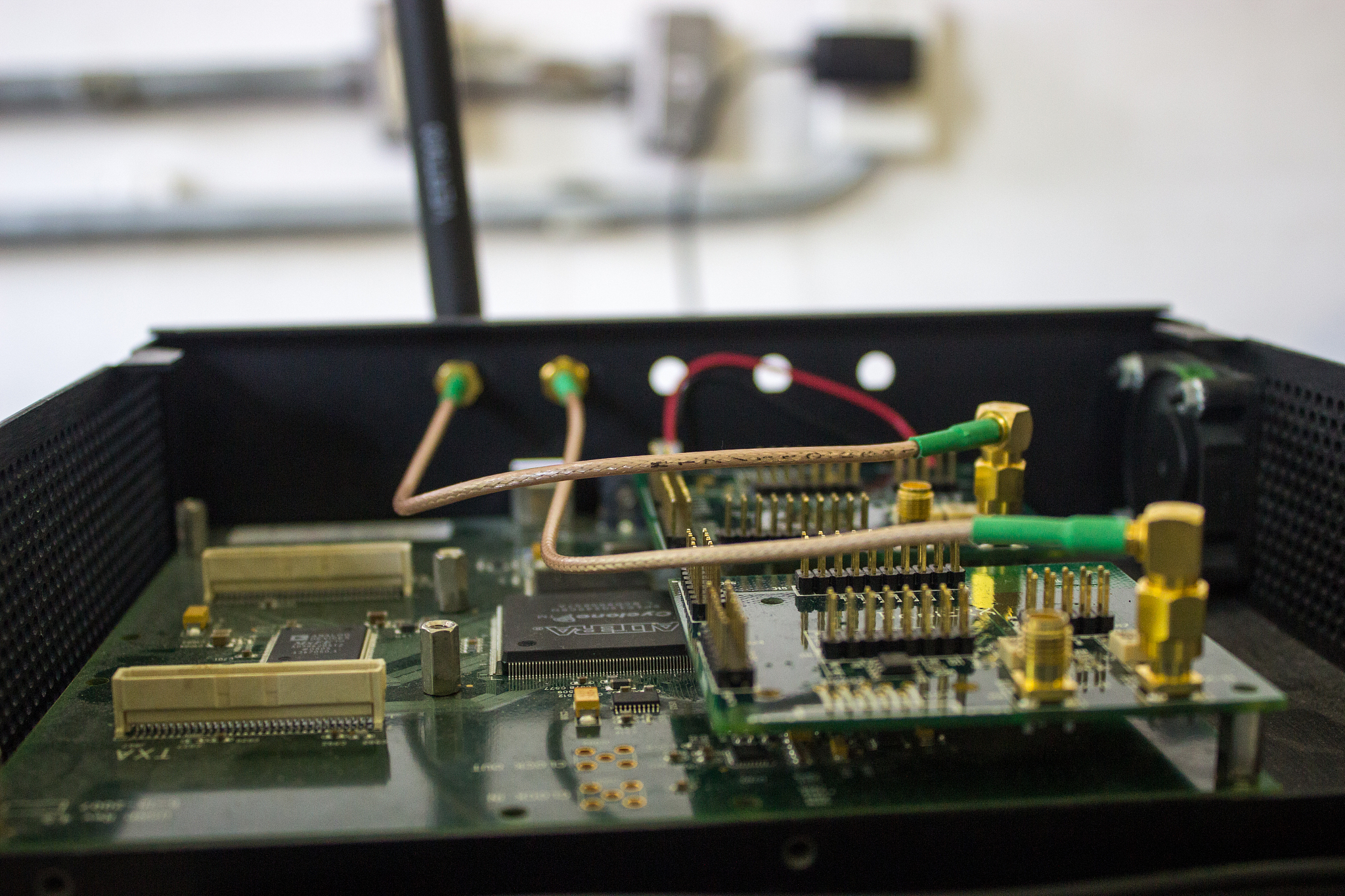 单板插入注意事项：避免用力过大、短路等问题