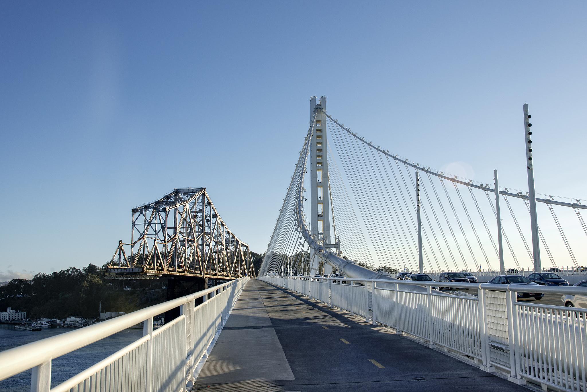 尼亚加拉大桥：世界首座铁缆悬索桥