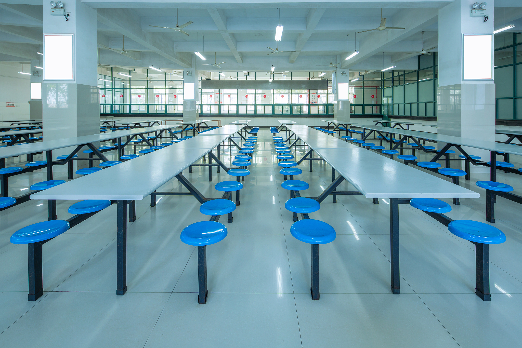 食堂座位舒适度低的原因分析：如何提升就餐体验？