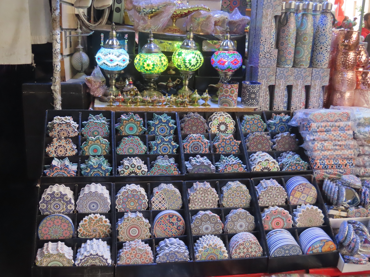 请帮我写1篇600字博客文章主题是：摆地摊卖什么