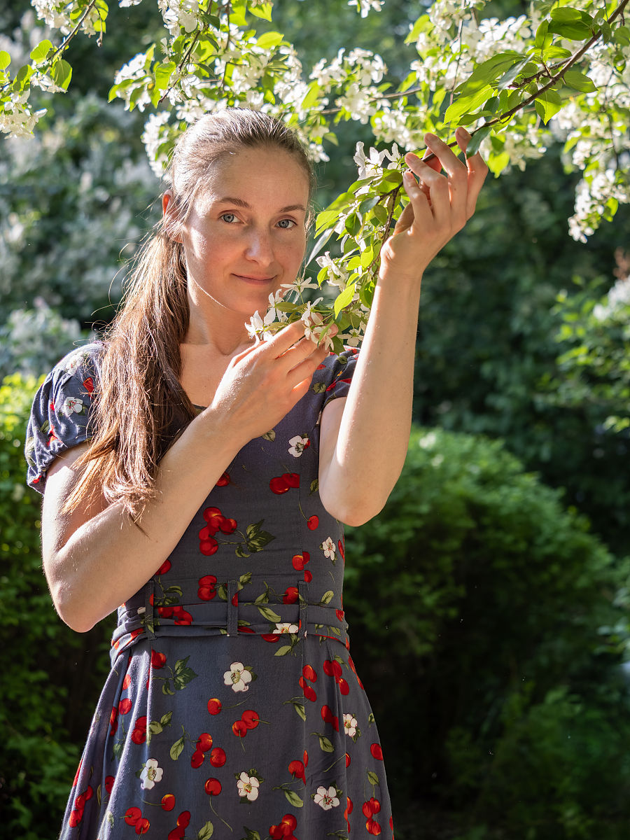 花树公园的甜蜜邂逅：两位美少女的恋爱故事