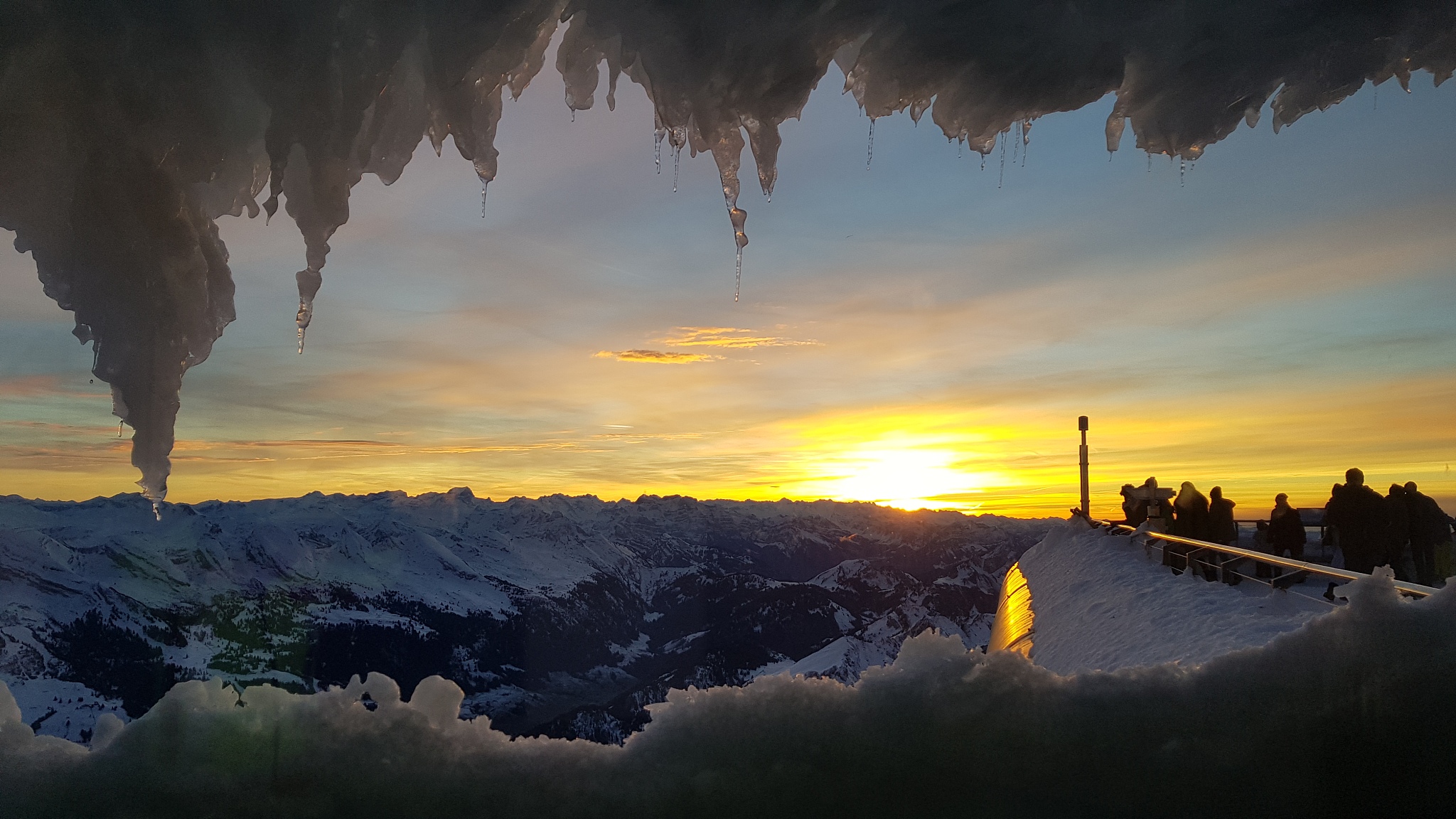 整个场面非常壮观给人留下了深刻的印象。改写以上内容