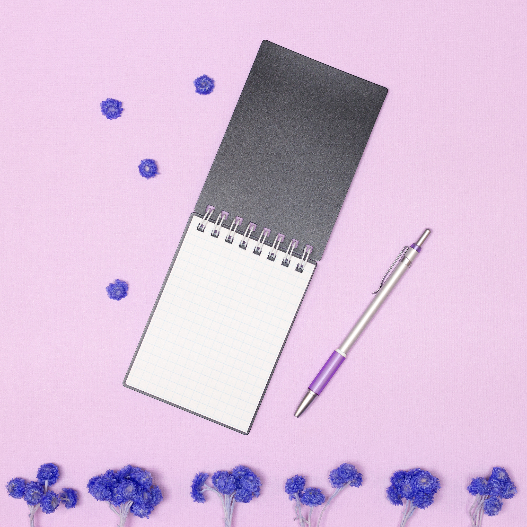 想要做一系列简约、淡色、仙气的中性笔设计请出几个设计方案例举可以用的元素配色方案