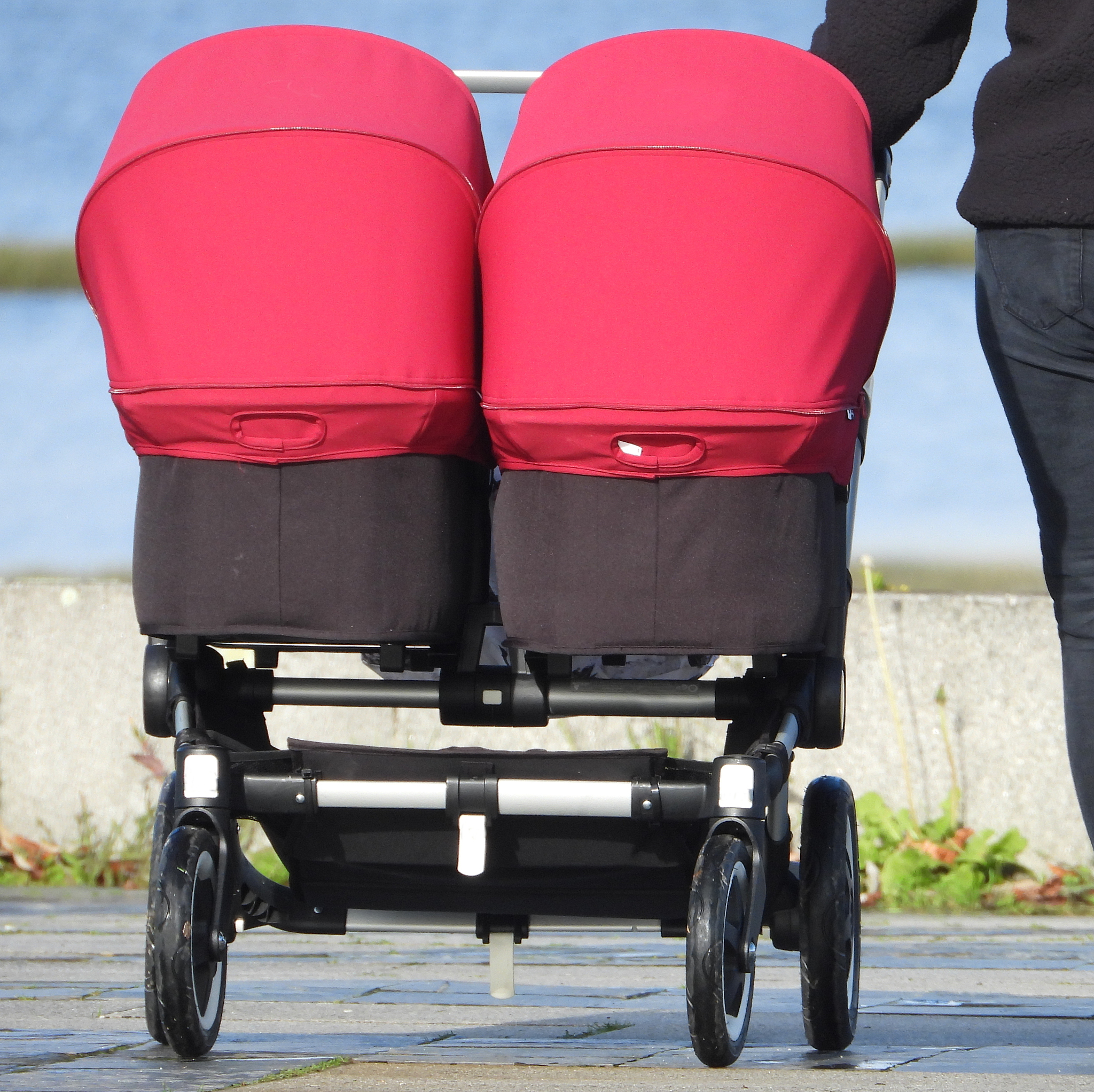 爱贝尔童车制造公司介绍 爱贝尔童车制造公司是一家专业生产和销售儿童推车的公司。其主要产品包括婴儿车、儿童手推车、双胞胎车、三轮车等广泛应用于家庭、幼儿园、游乐场等领域。公司一直致力于儿童推车的研发和生产不断引进国际先进技术结合本土需求进行创新设计打造出多款颜值高、性能优越、价格实惠的产品。除了在国内市场上的成功爱贝儿童车制造公司还将产品远销欧洲、北美、东南亚等地区。此外爱贝尔童车制造公司也非常注重