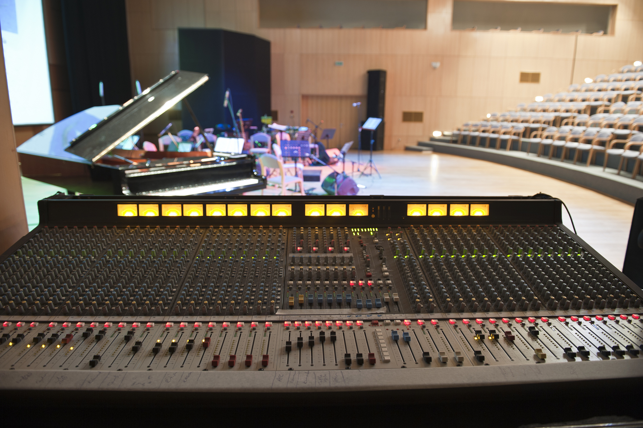 小舞台/会议室音响调试指南：步骤与技巧