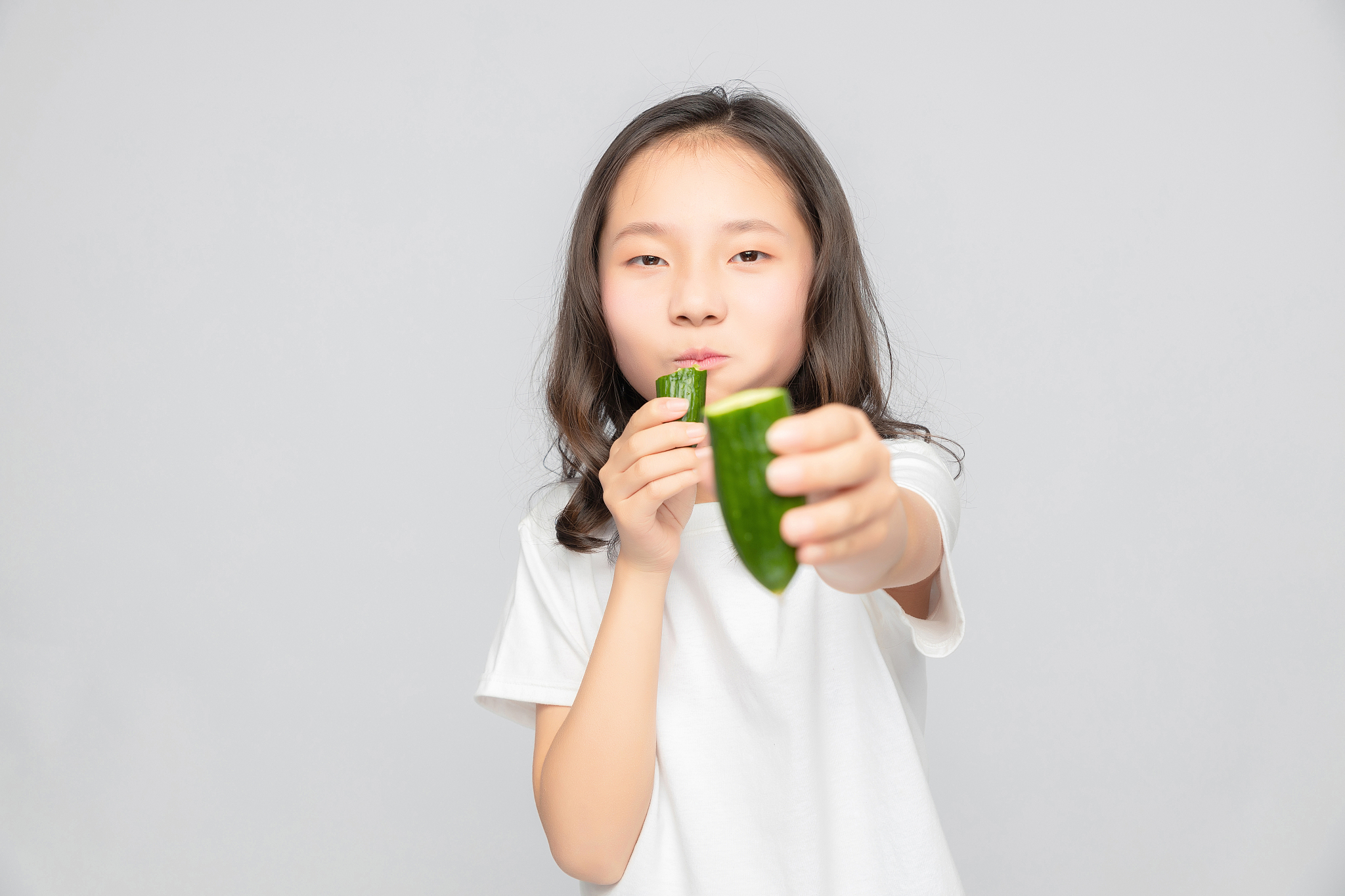 灰色背景里的亚洲小学女生