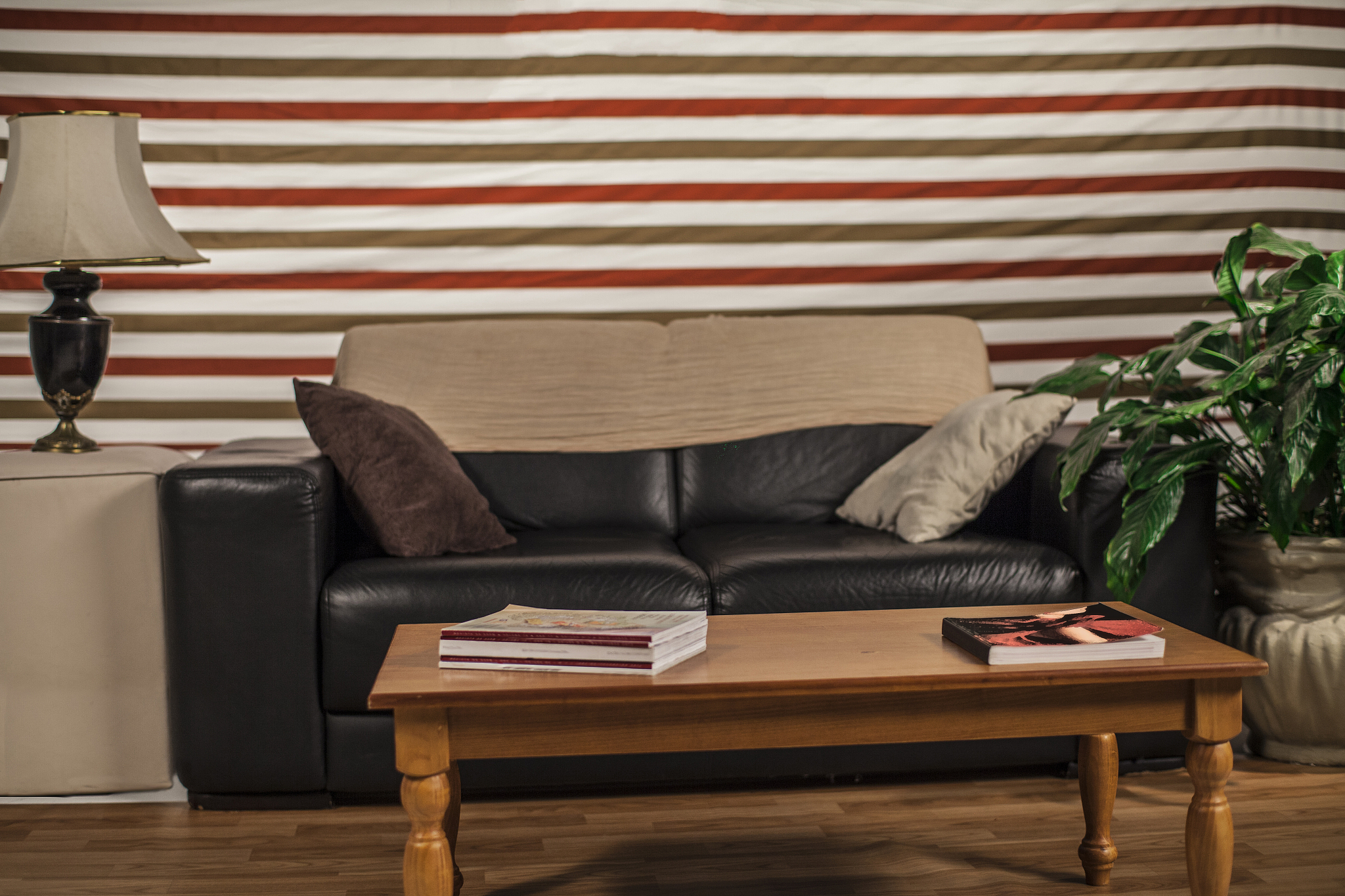 写一个短信息给老婆，用强硬、苛刻、挖苦、讽刺的口气，说服她买皮沙发，不要买布艺沙发，最后要体现“如果她不接受我的意见，没有好果子吃”的意思或类似的表达。字数200个字以内。