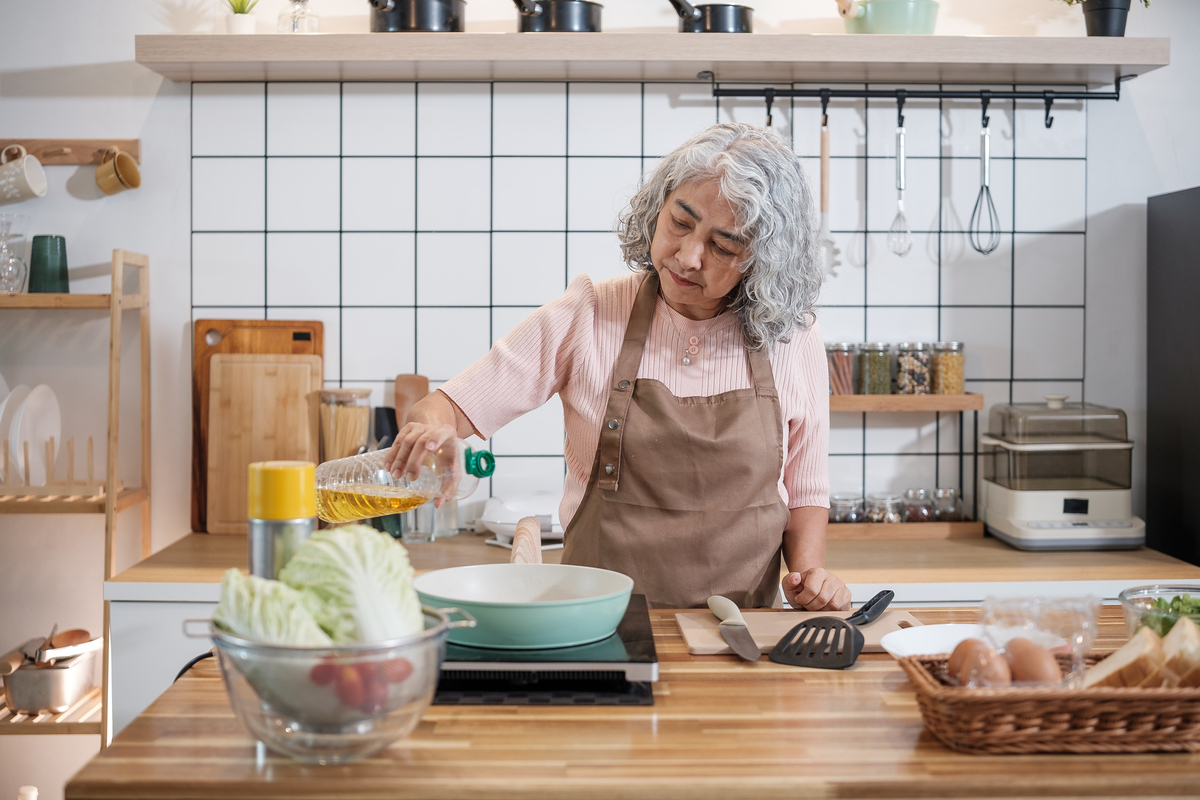 月色下的厨房：老婆婆与年轻人之间的传承
