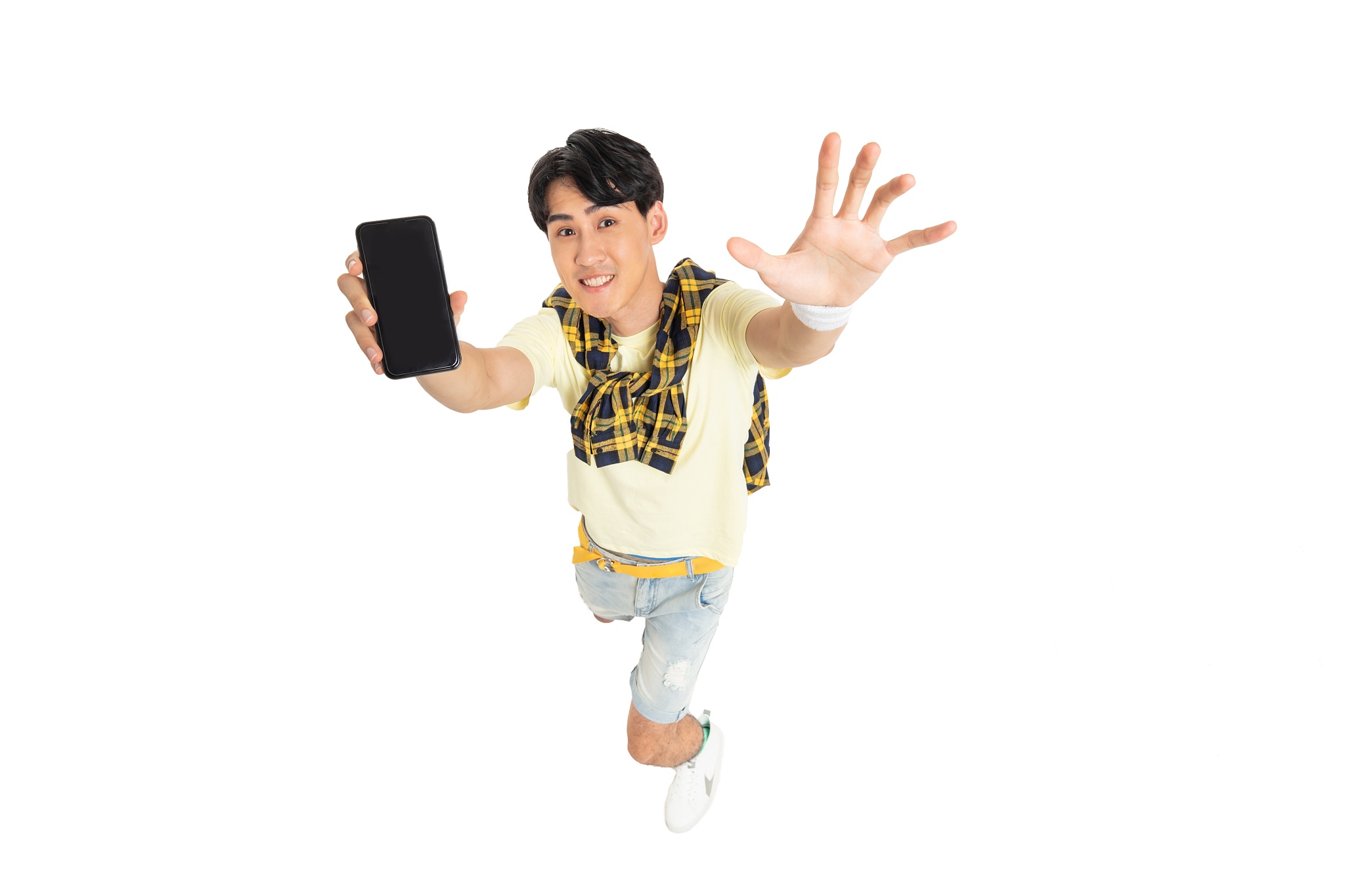 仰着头的年轻男生