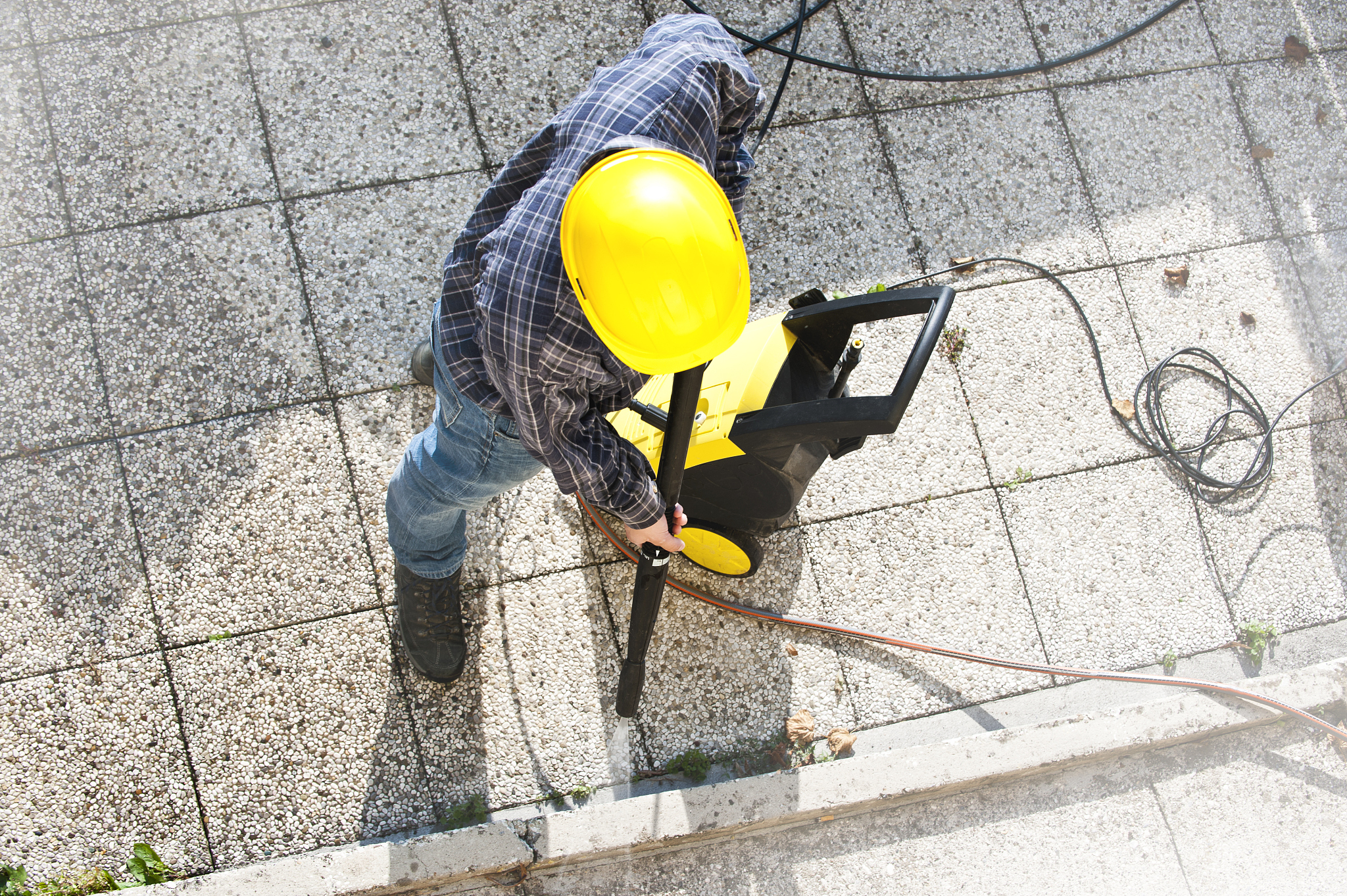 故障报告关于通信光缆故障。 故障原因是被施工挖断要求将事故责任推卸到施工方。