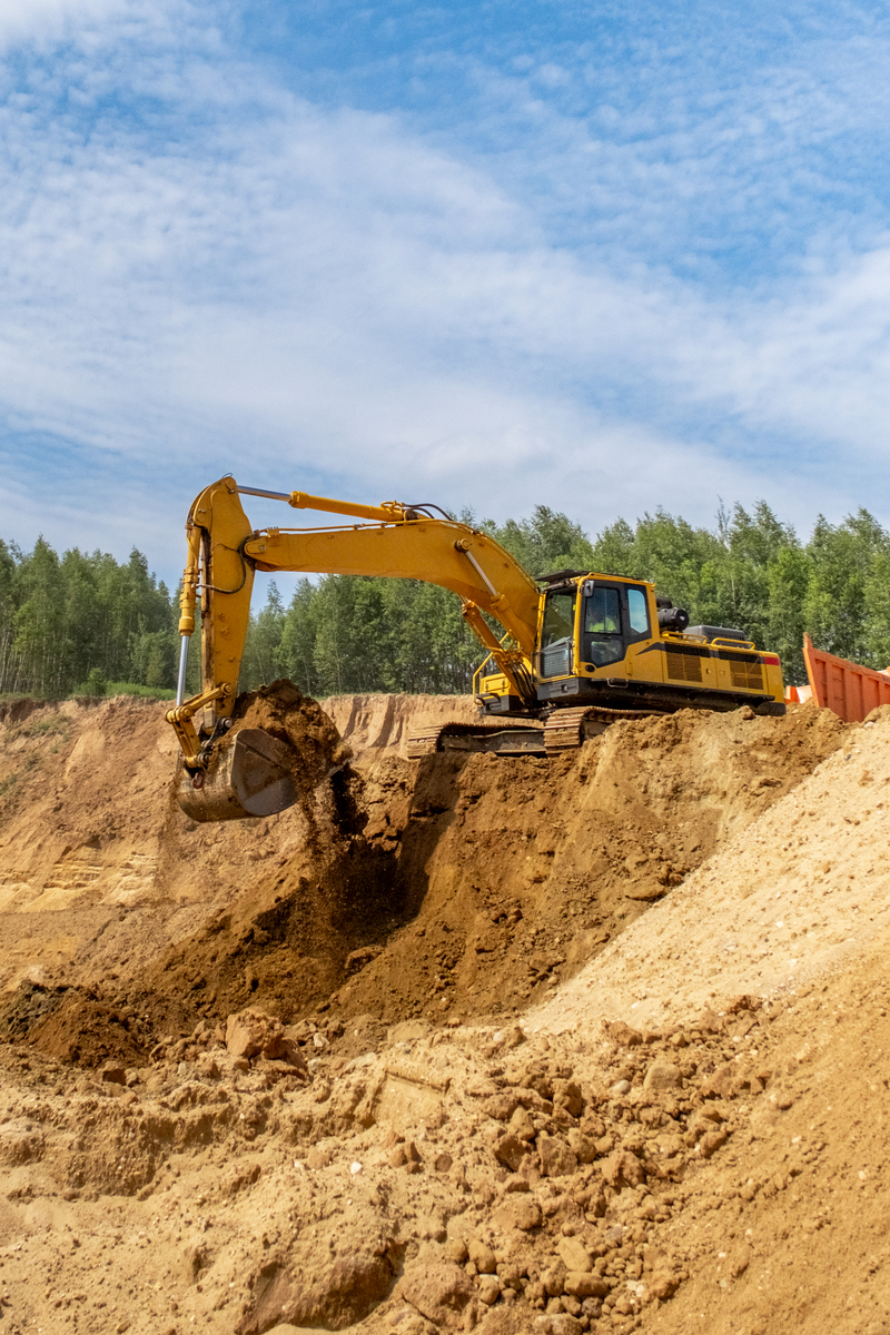 挖掘机：工程机械之王，应用广泛，用途多样