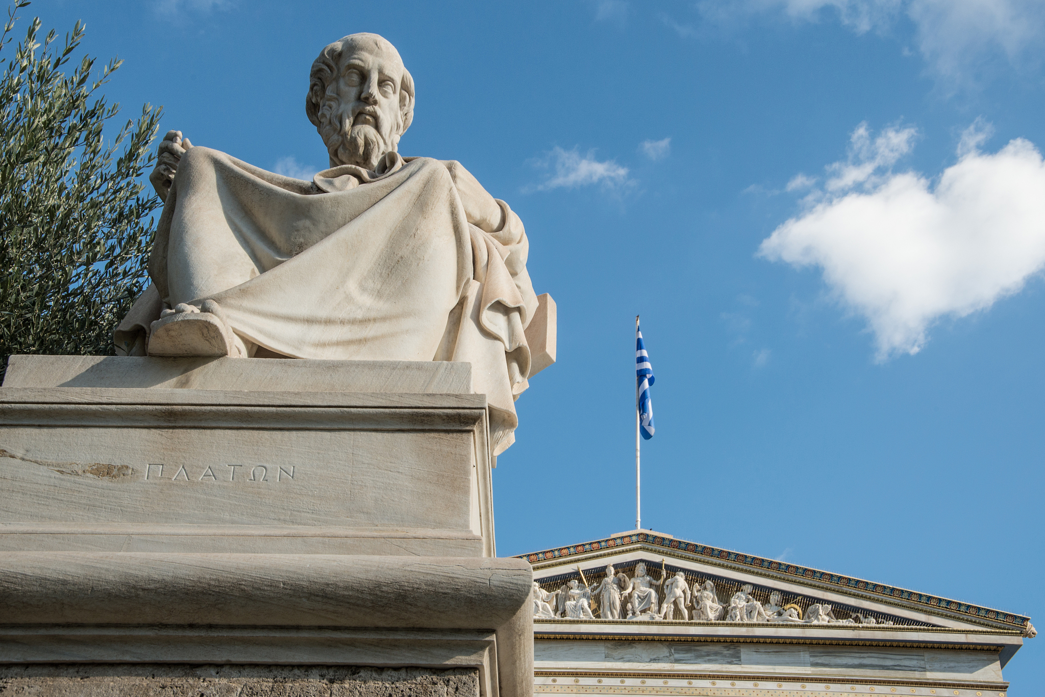 你能介绍一下《理想国》的主要观点有哪些？