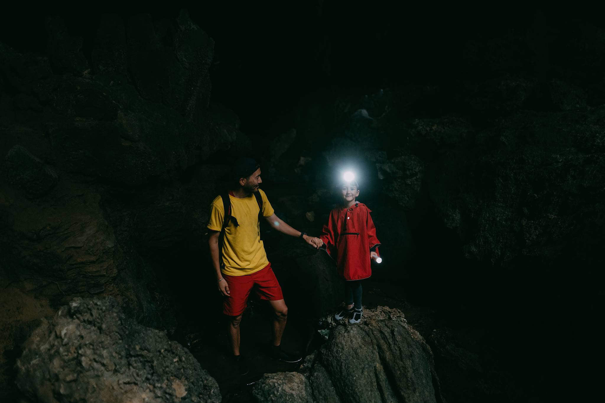 举例五十种不同需要手电或者头灯的场景以及描述