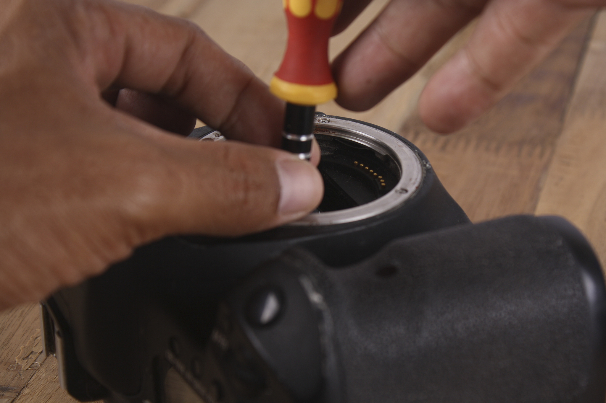 单反相机里面有灰尘处理方法