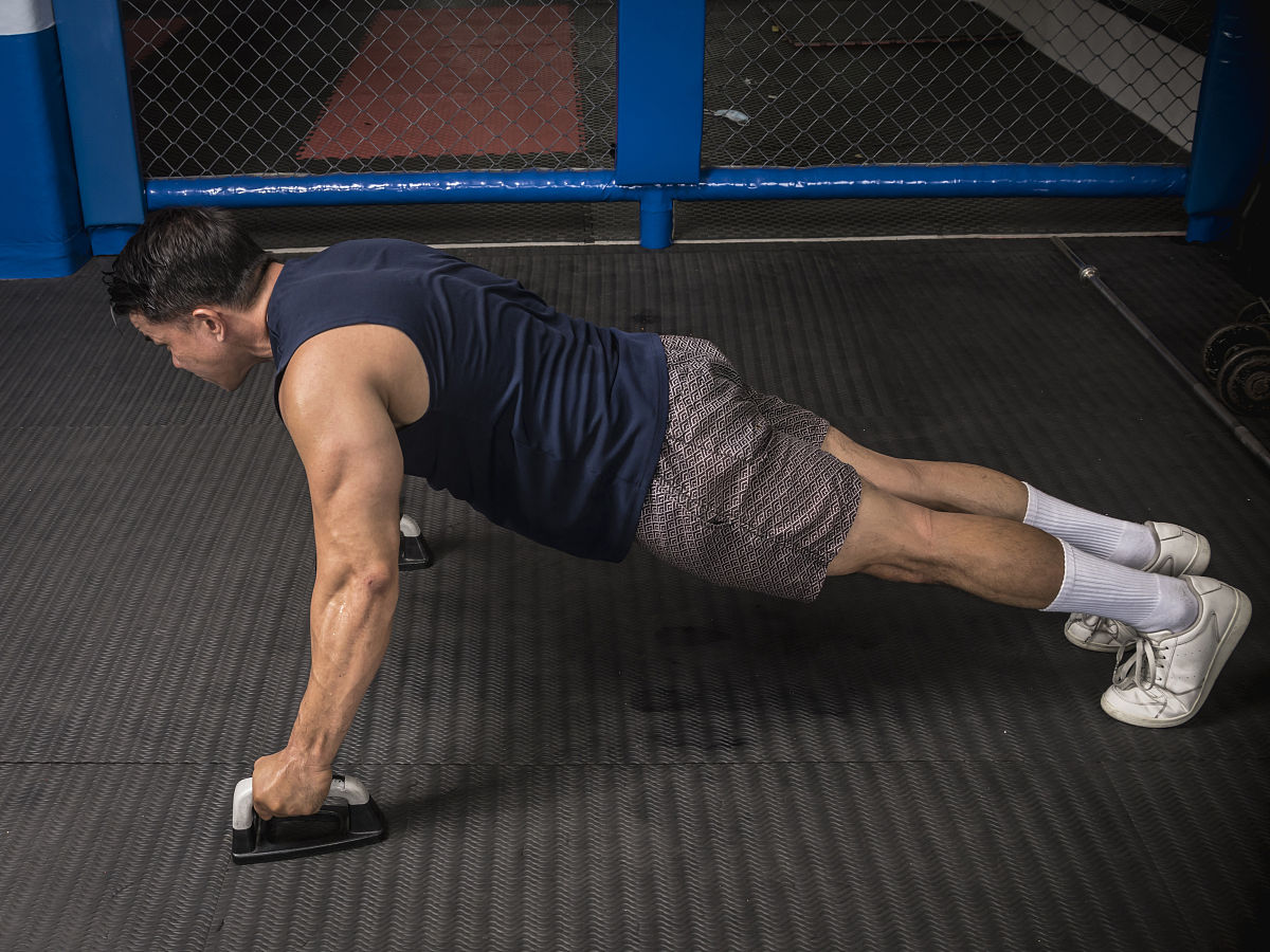 给新手全面解释卧推的完整动作要领、易犯错误、对应的纠正方法500字