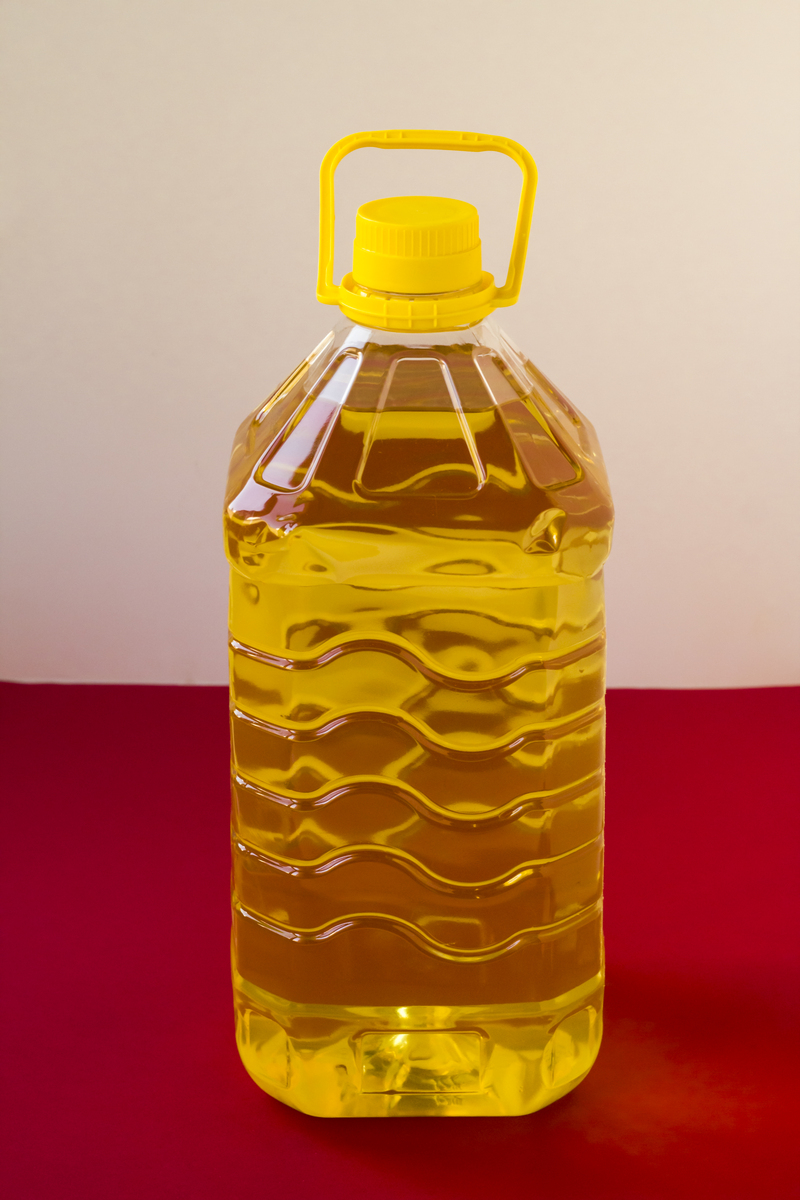 炒菜用错油当心致癌风险不是所有的油都适合用来炒菜别再用错了。第一种玉米油玉米油富含OMEGA6脂肪有转基因玉米制成不建议大量食用。高度精炼的玉米油在油炸加热时还会产生抗营养物质其酰胺而它已经被国际癌症研究机构列为潜在致癌物。第二种调和油调和油是用两种以上的植物油按照比例调配而成。目前调和油没有国家强制标准只有企业标准所以就有很多企业调和油就存在乱用添加剂的情况。最常见的就是香精选择调和油请看清楚配