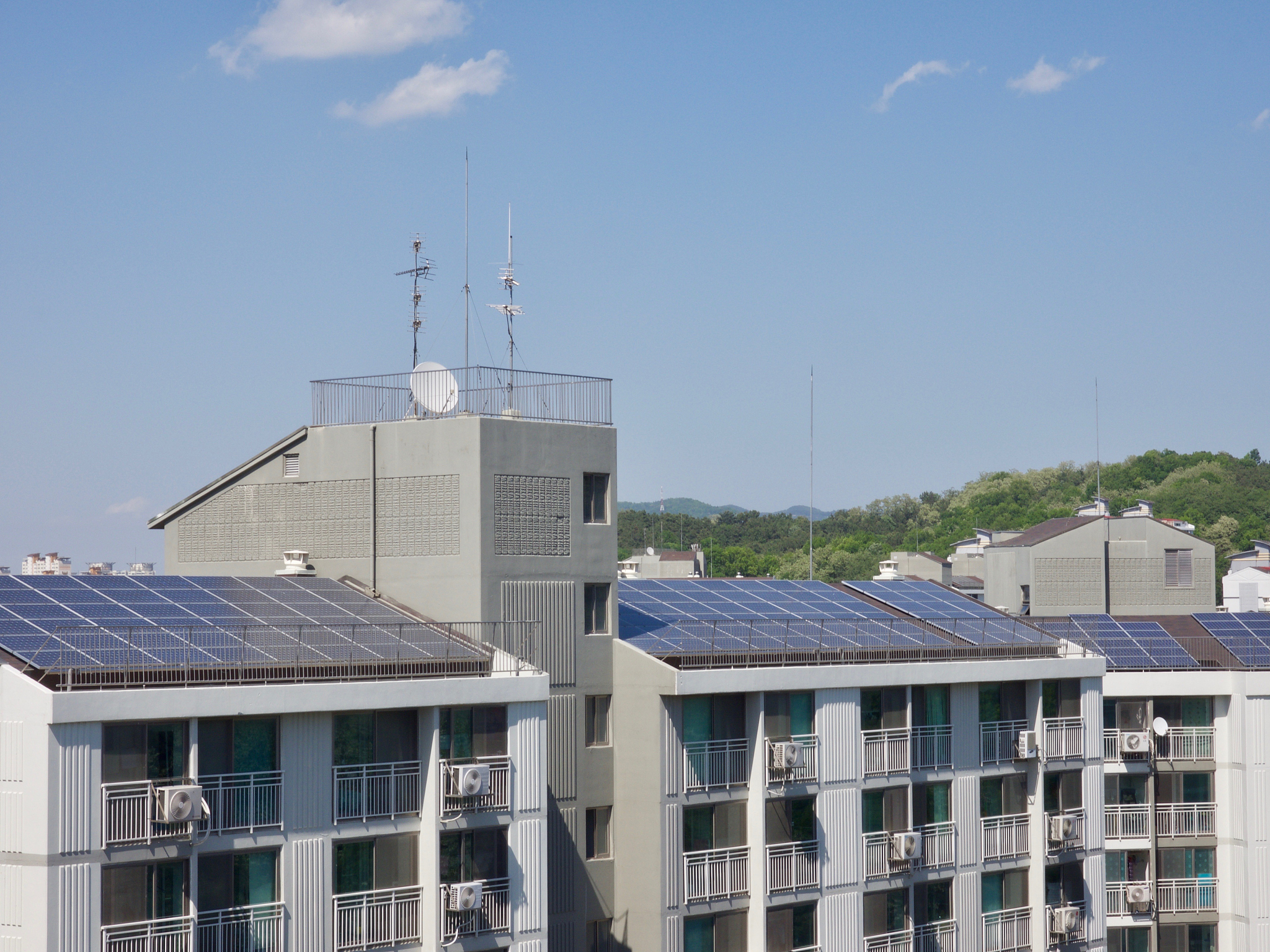 设计整县光伏的基于光伏逆变器功率协调控制的无功电压调节方法请给我一个背景技术内容。