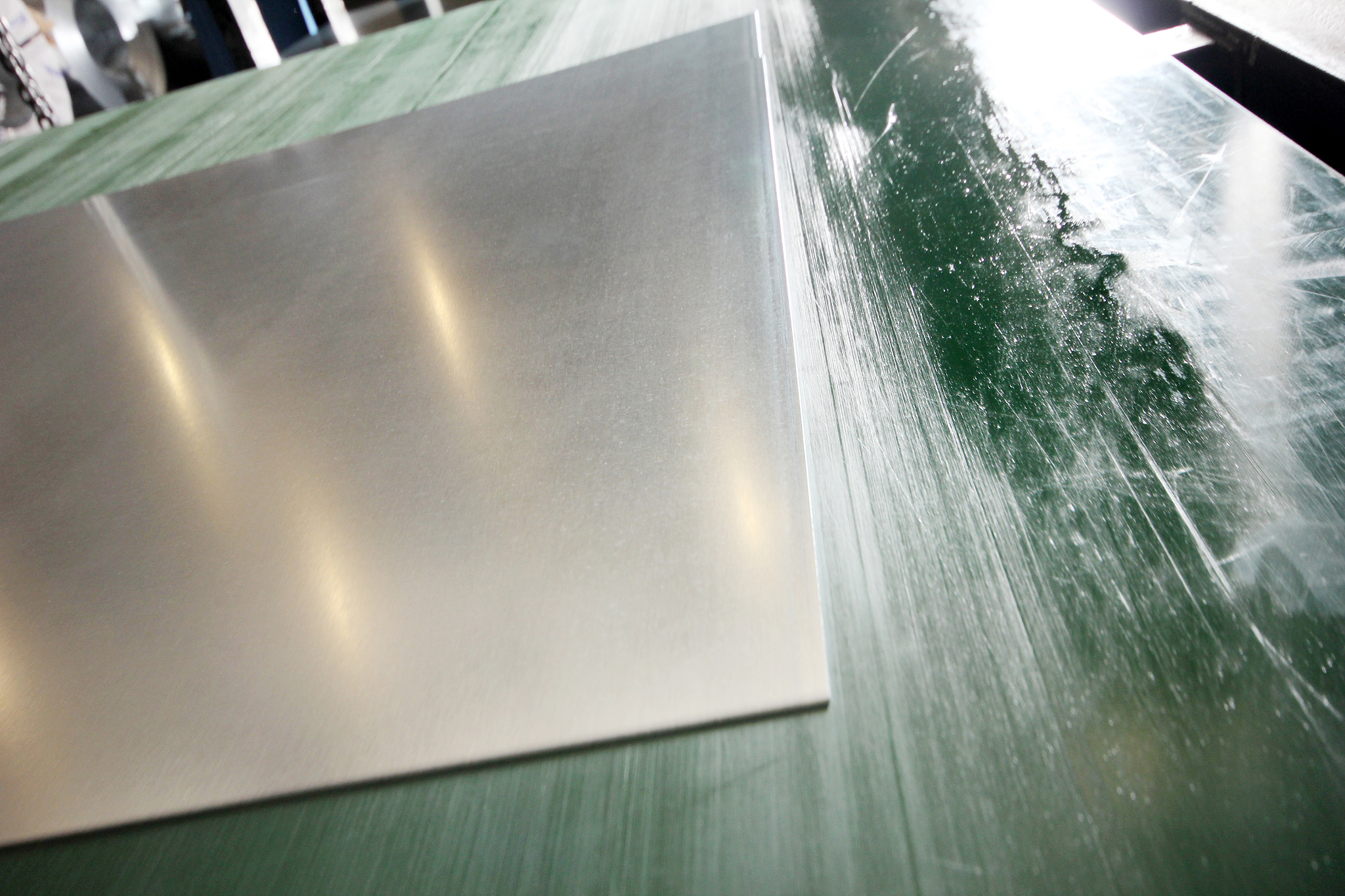 请帮我优化以下文字使其语句通畅：钛合金具有比强度高、耐腐蚀、耐高温等优点密度一般在45 gcm3左右被誉为未来金属。其优异的耐腐蚀性能源于钛合金基体极易与氧结合并形成一层稳定且致密的氧化钛层钝化膜12。此外钛合金能有效抵抗室温下氧化性酸介质。在含氧腐蚀性溶液中当钛合金表面的钝化膜被破坏时钛基体将迅速与溶液中的氧发生反应生成新的钝化膜再次将基体金属与腐蚀介质分离从而保护钛合金不被继续腐蚀即钝化膜的自