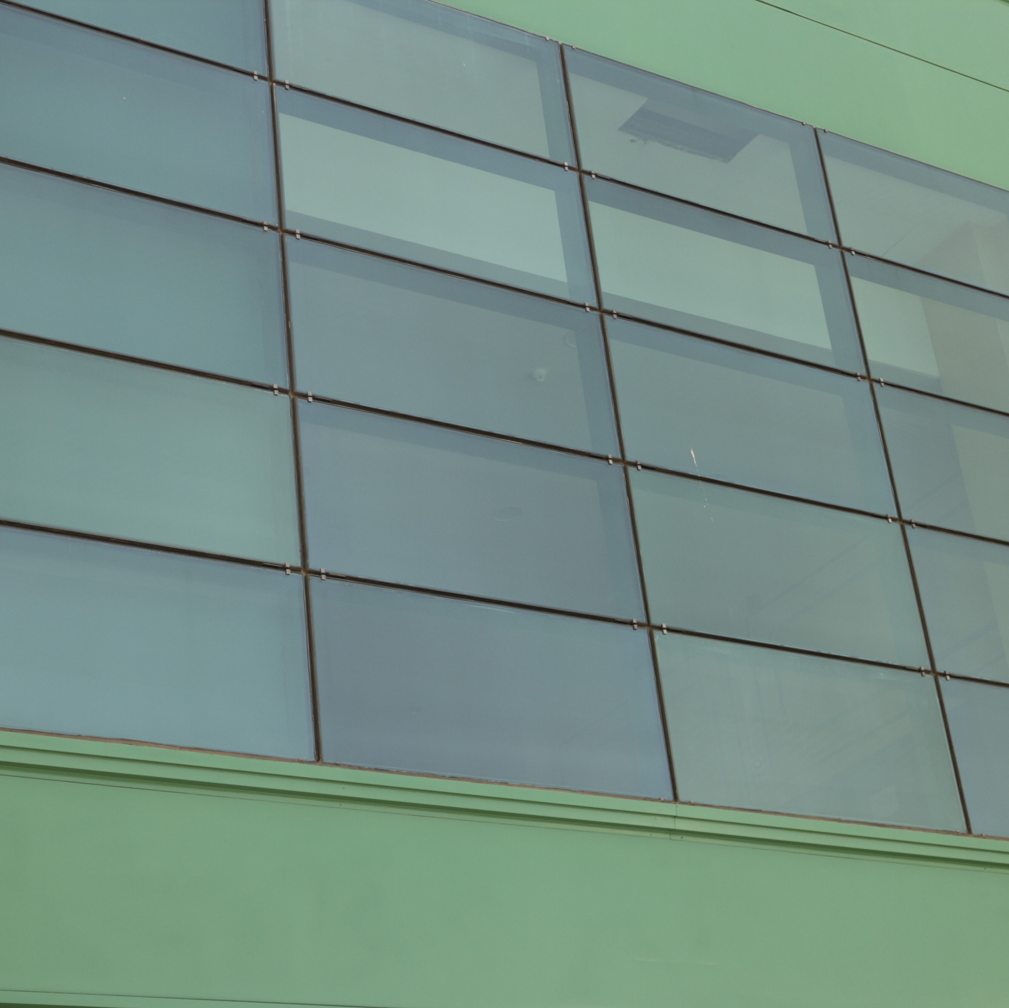 低辐射镀膜玻璃原理：节能降温，提高建筑效率