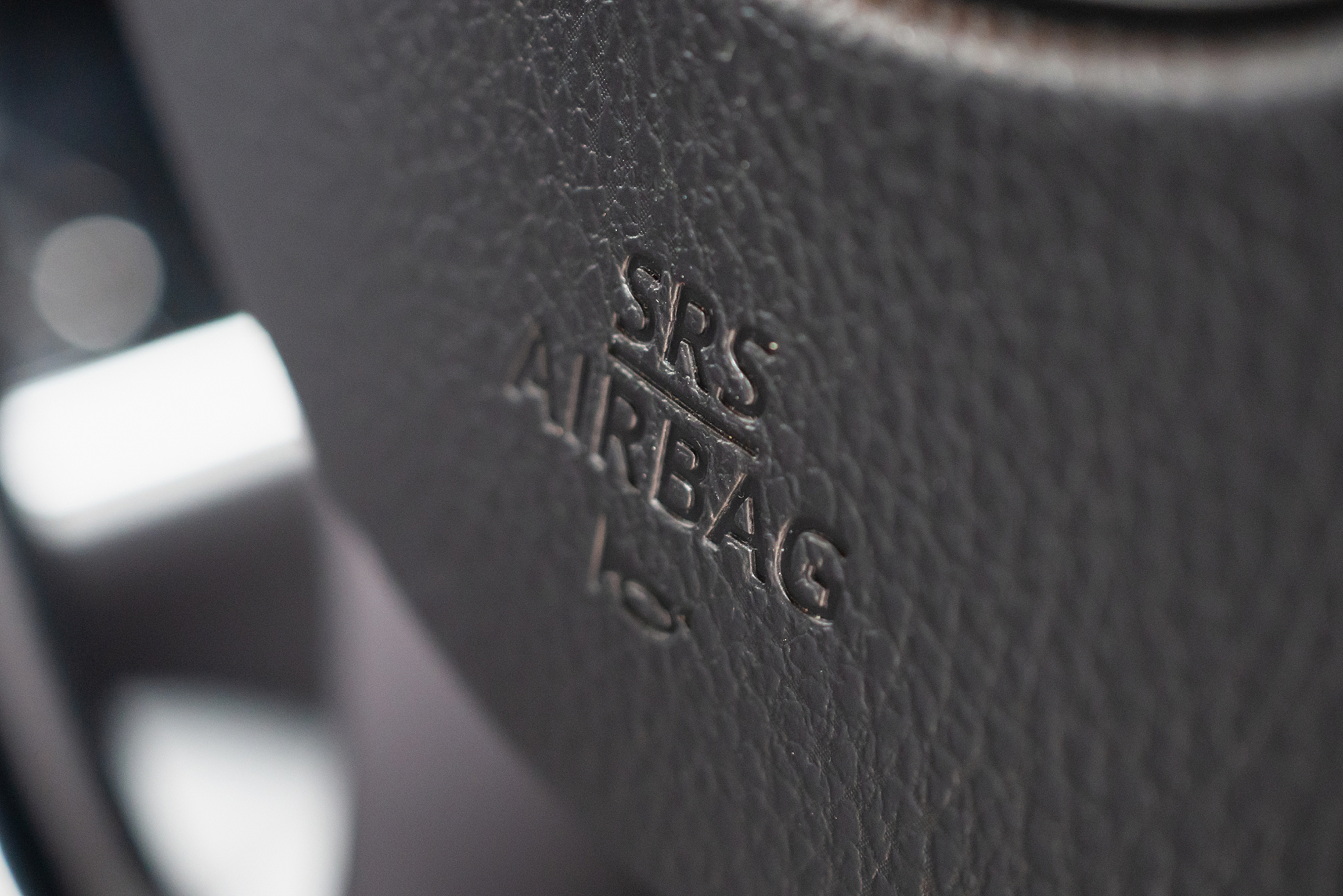 safety airbag sign on car steering wheel with horn icon