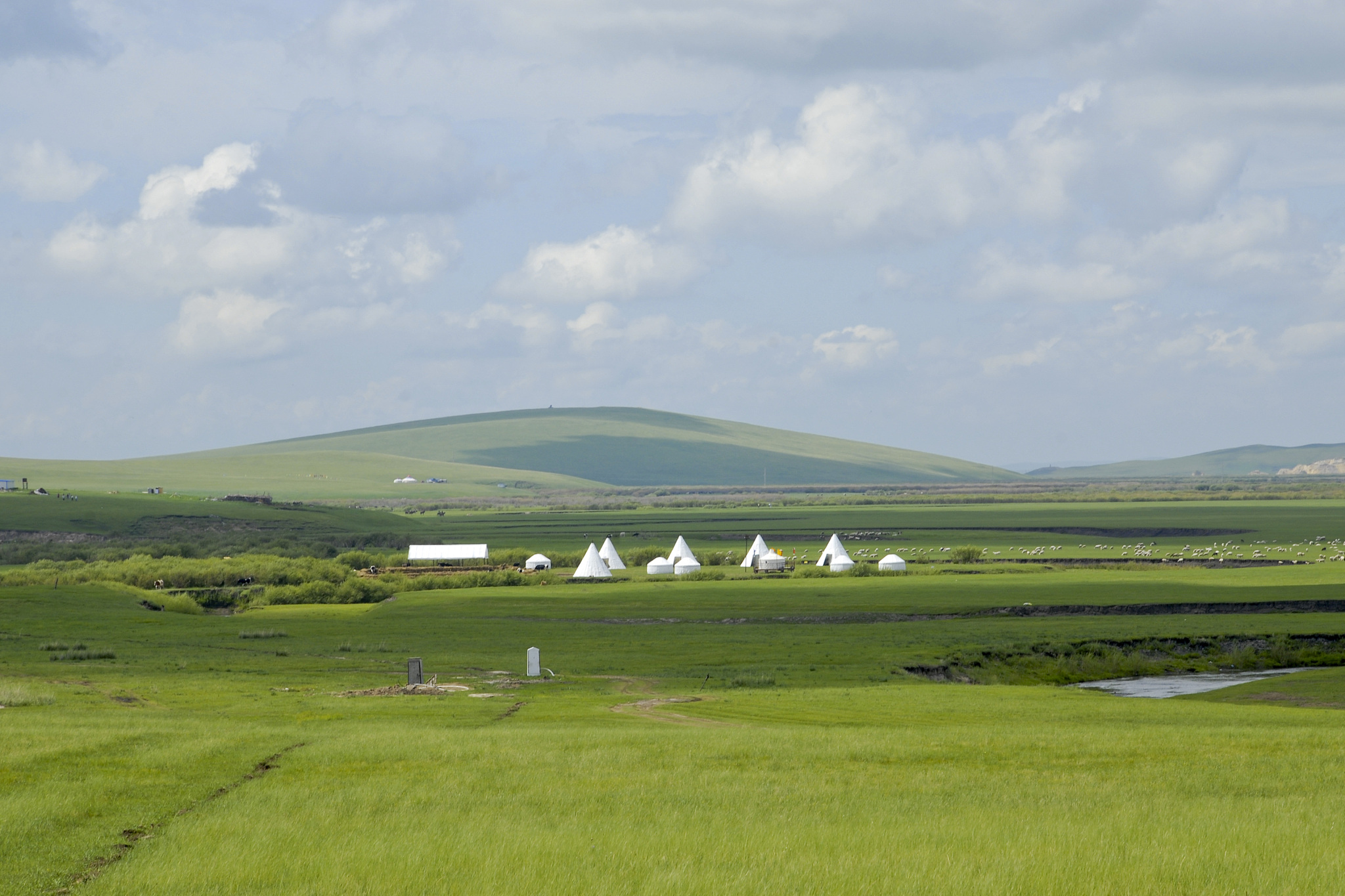以关键词内蒙古哪个季节适合去旅游写500字文章。以总分总的形式